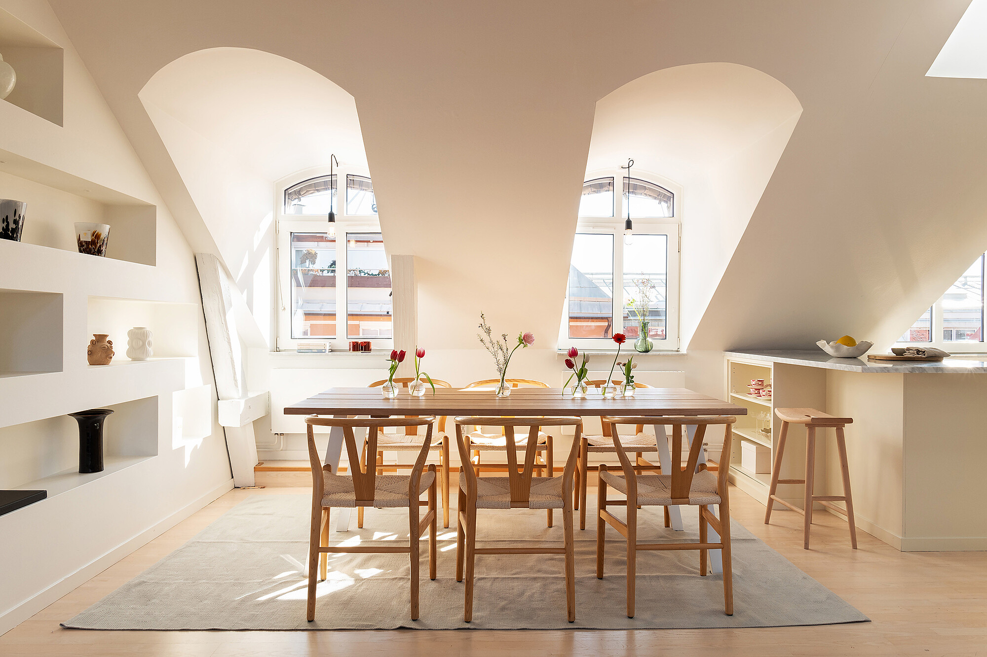 salle à manger appartement sous les toits mansardé décoration contemporaine