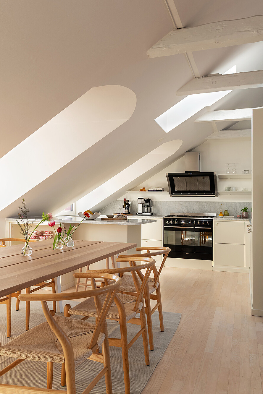 salle à manger appartement sous les toits mansardé décoration contemporaine