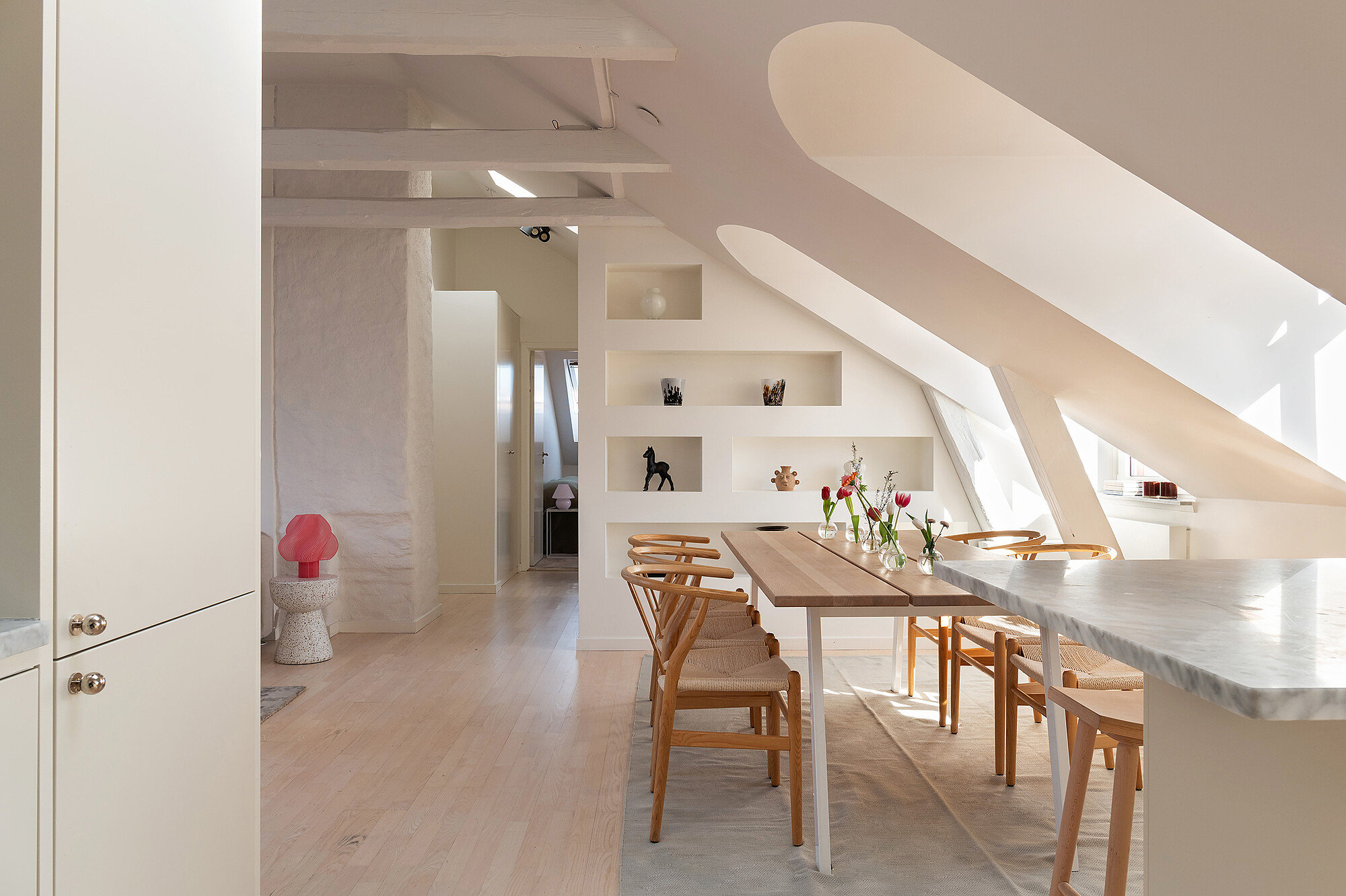 salle à manger appartement sous les toits mansardé décoration contemporaine