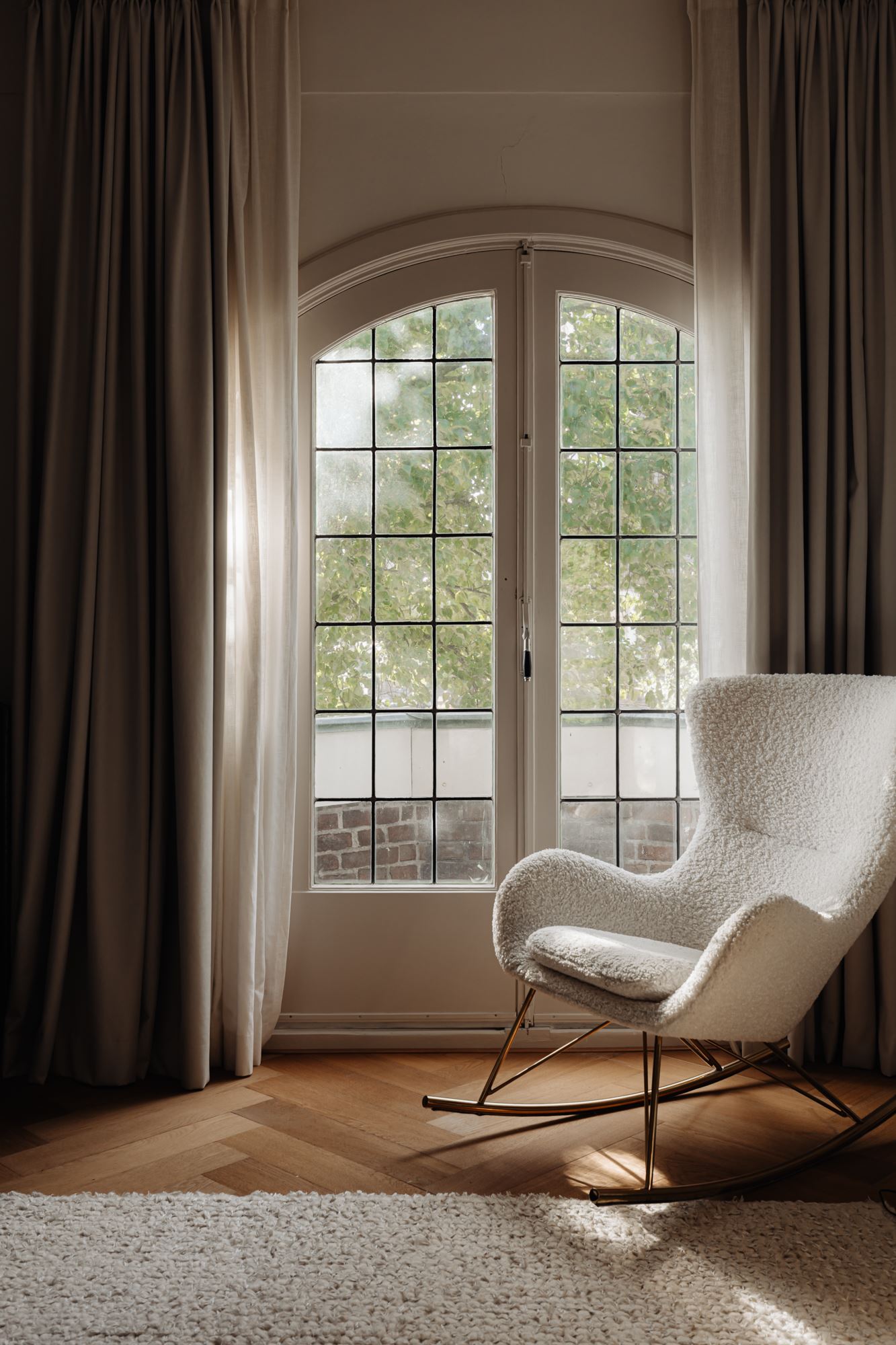 fauteuil design devant fenêtre