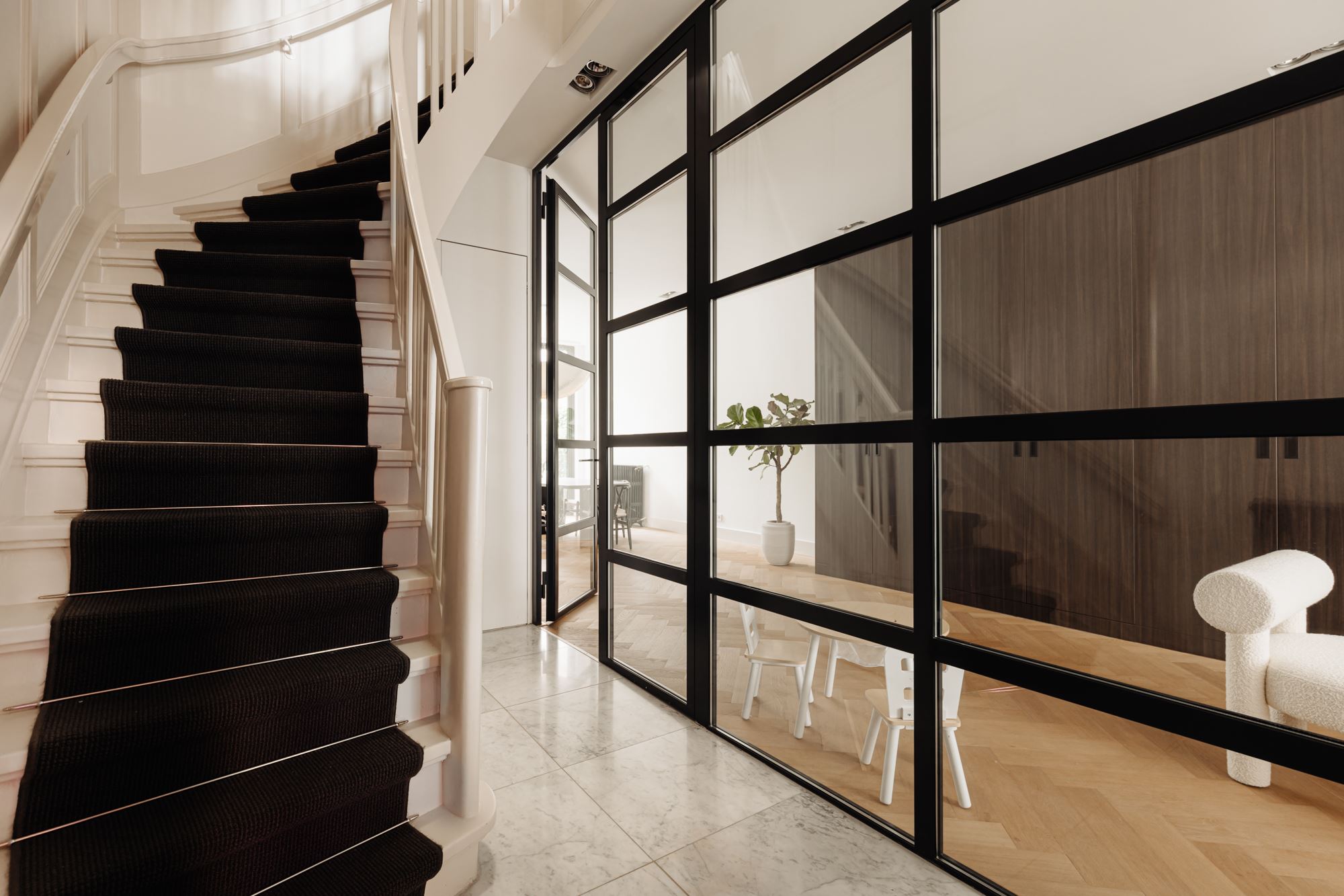 entrée avec verrière noire décoration design beige