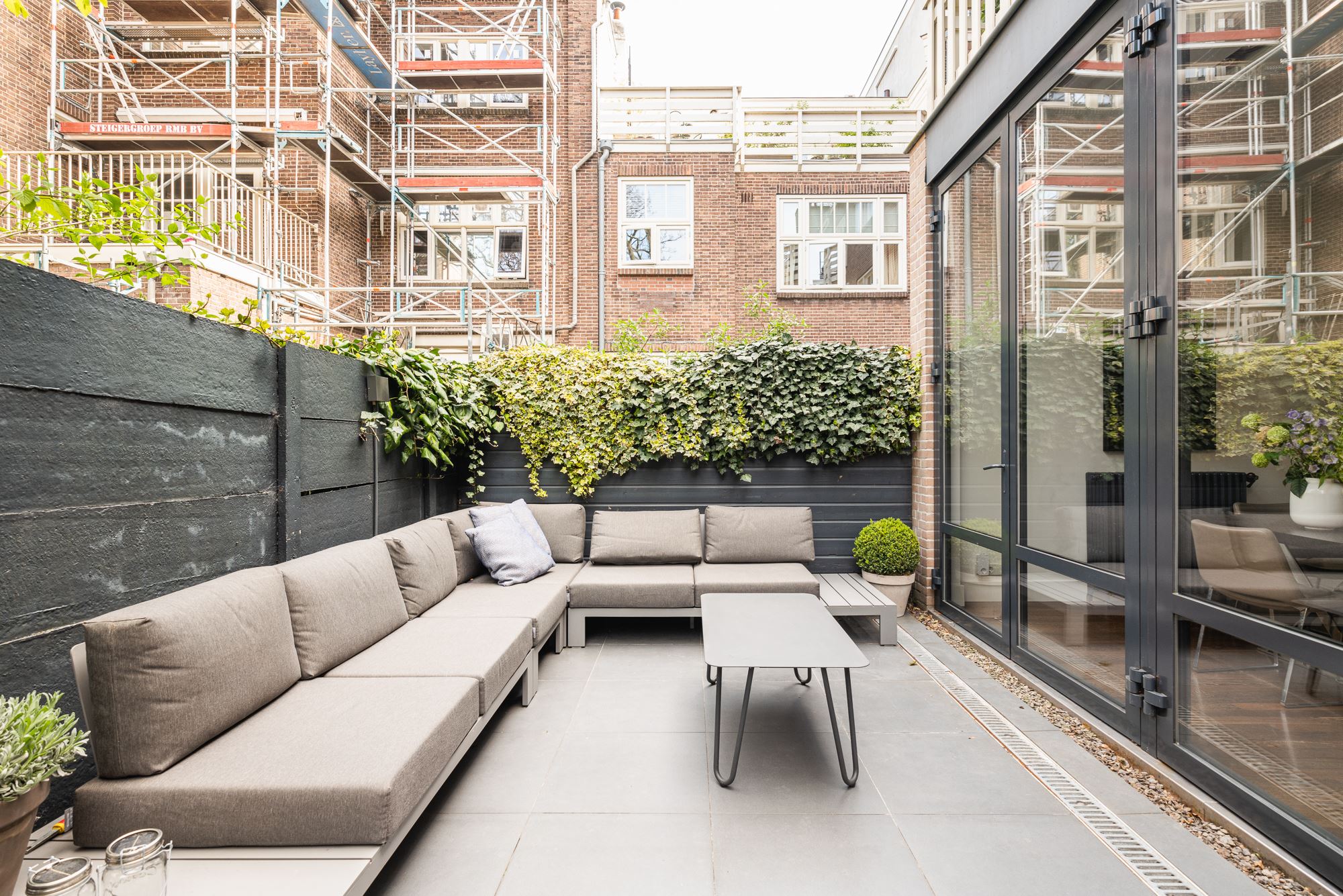 maison de ville avec terrasse décoration design beige