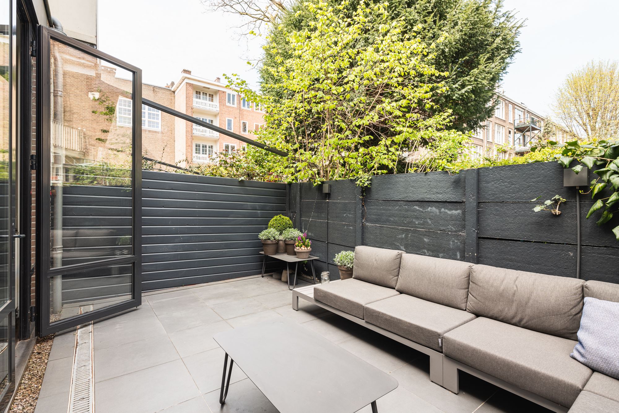 maison de ville avec terrasse décoration design beige