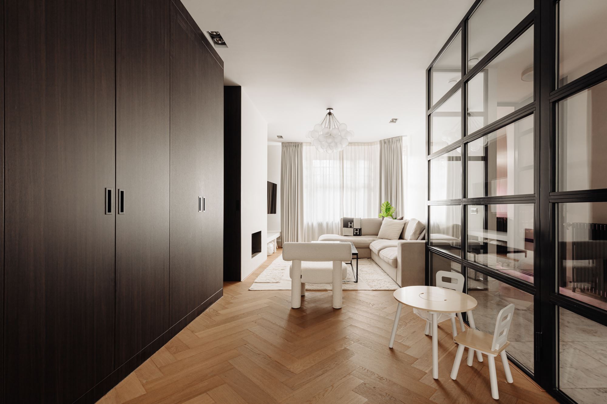 entrée avec verrière noire décoration design beige