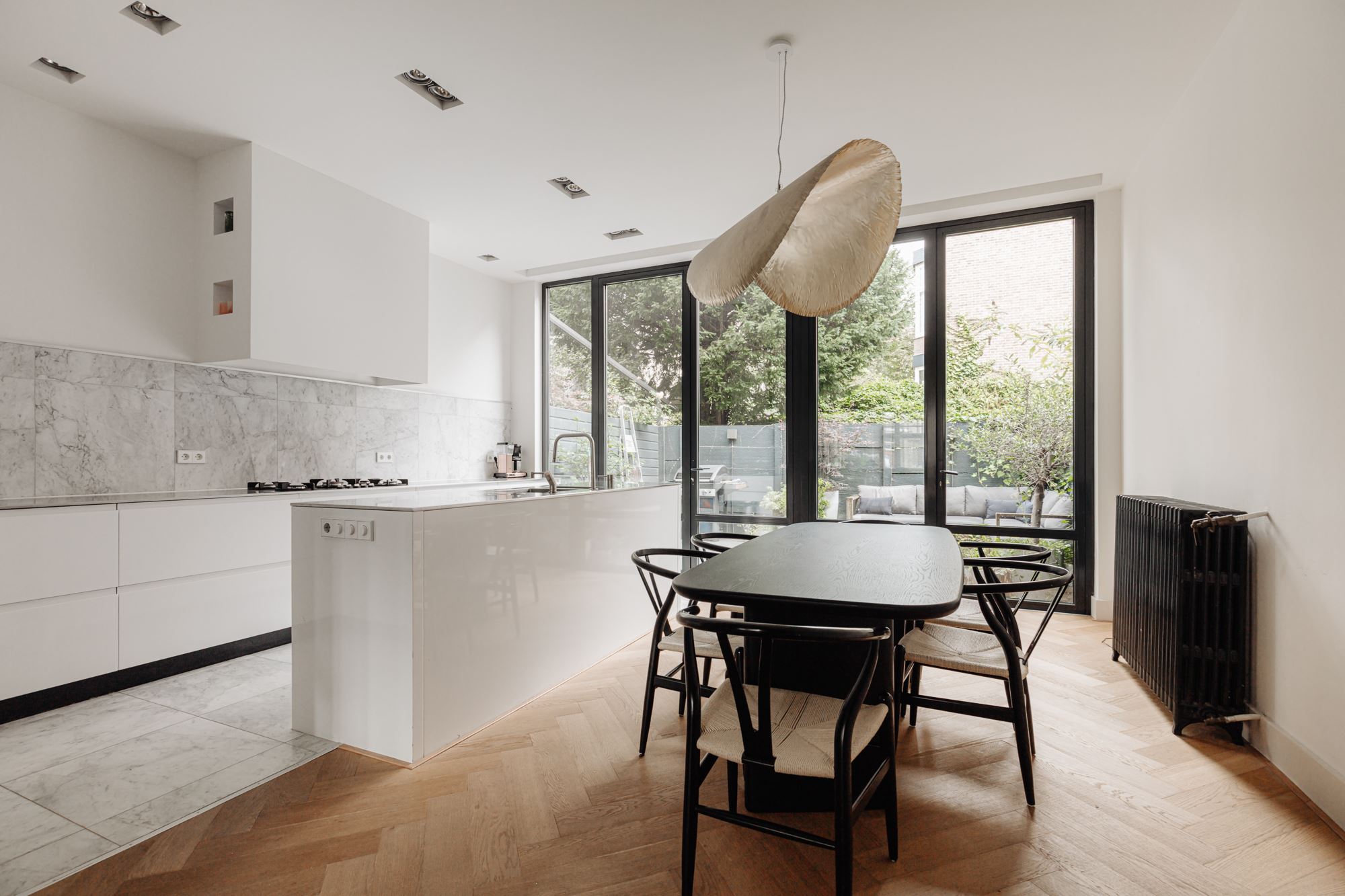 cuisine avec salle à manger décoration design beige et noire