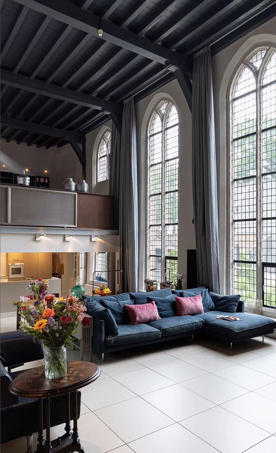 salon loft décoration contemporaine dans une ancienne chapelle du 17eme siècle