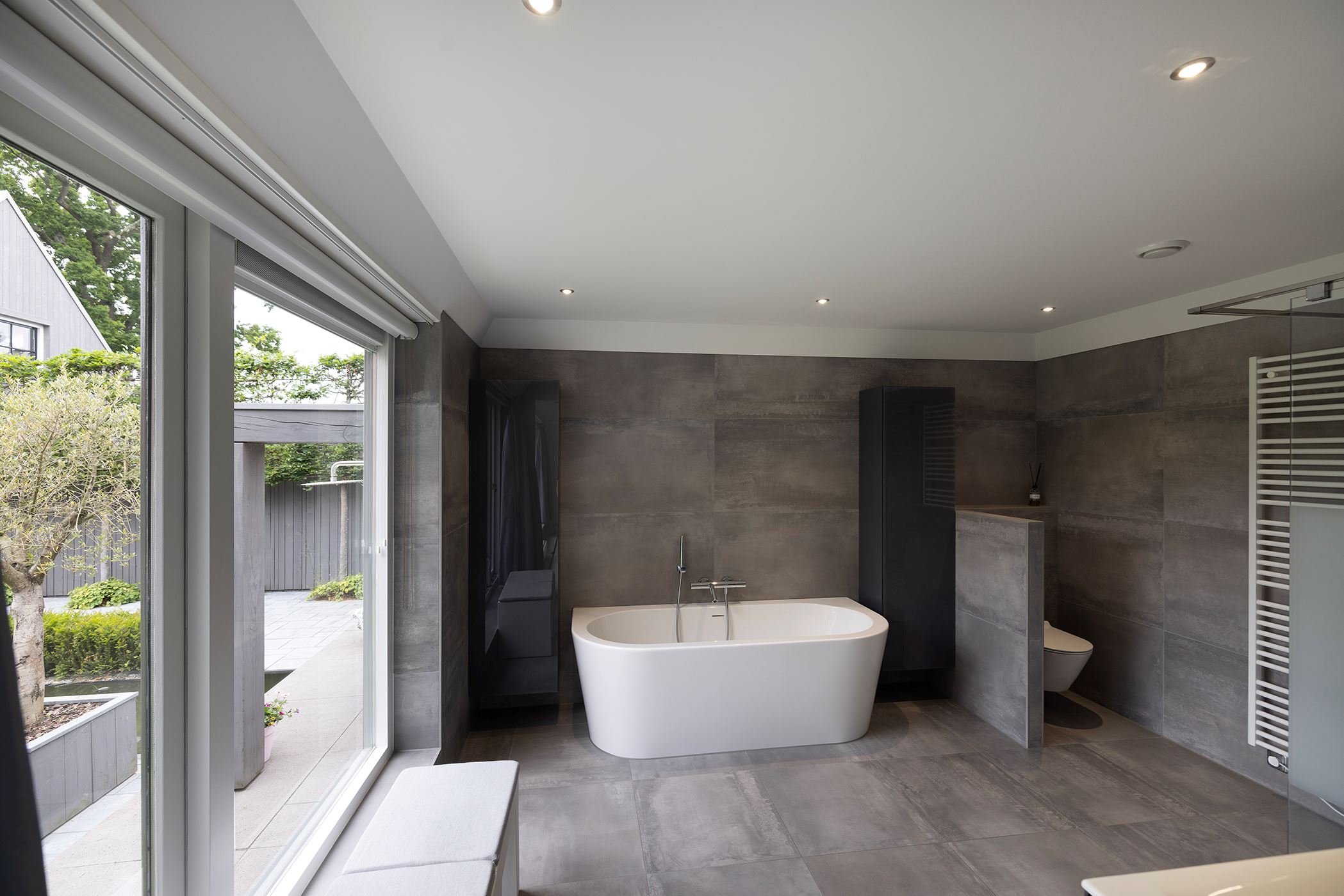 salle de bain design grise