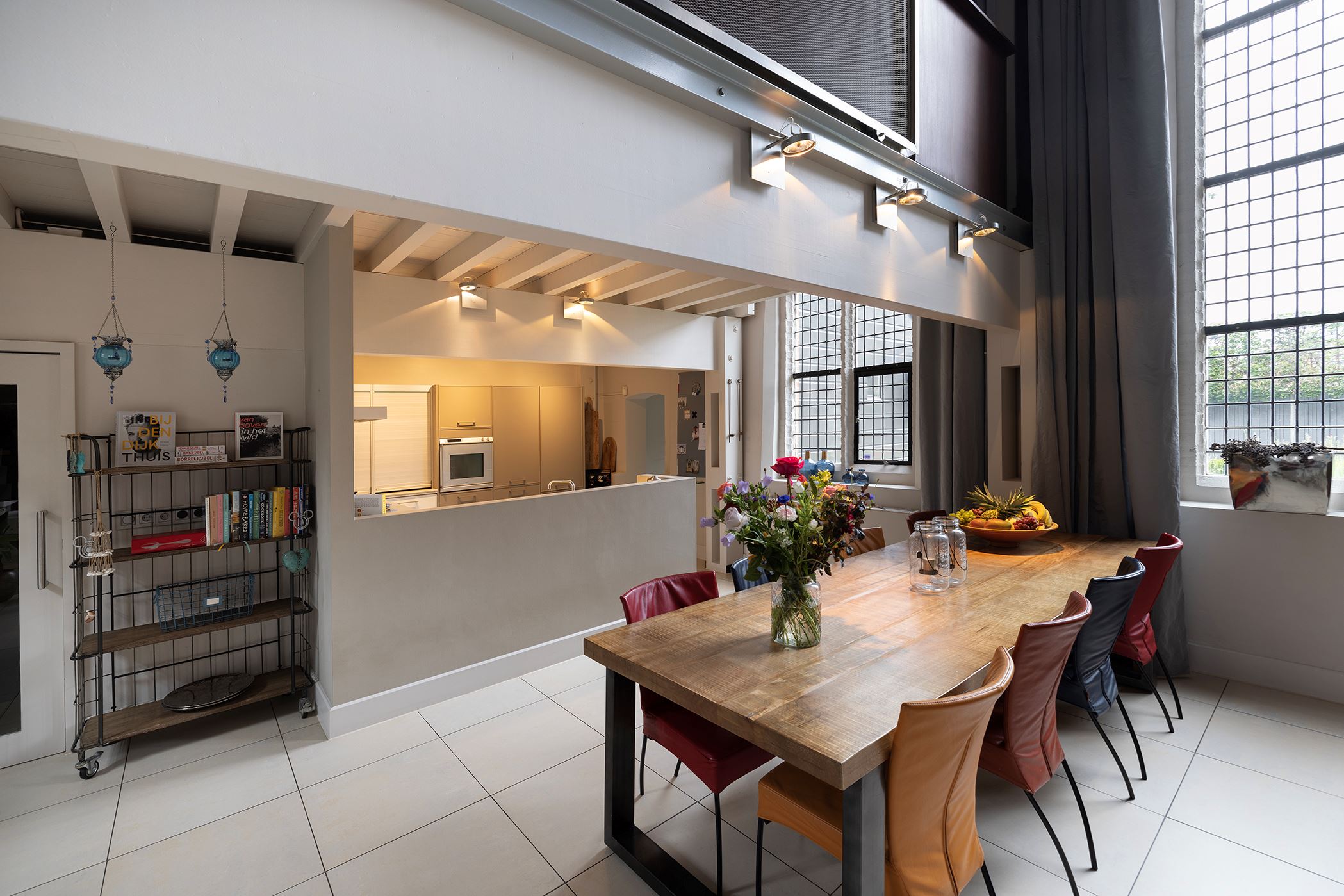 salon loft décoration contemporaine dans une ancienne chapelle du 17eme siècle