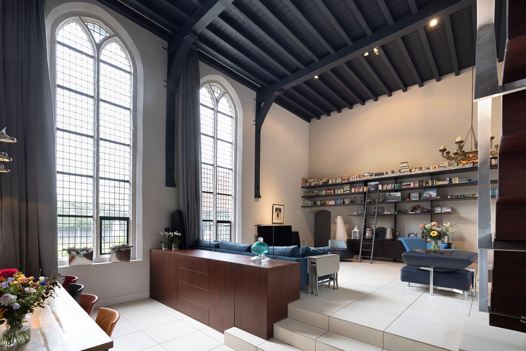 salon loft décoration contemporaine dans une ancienne chapelle du 17eme siècle