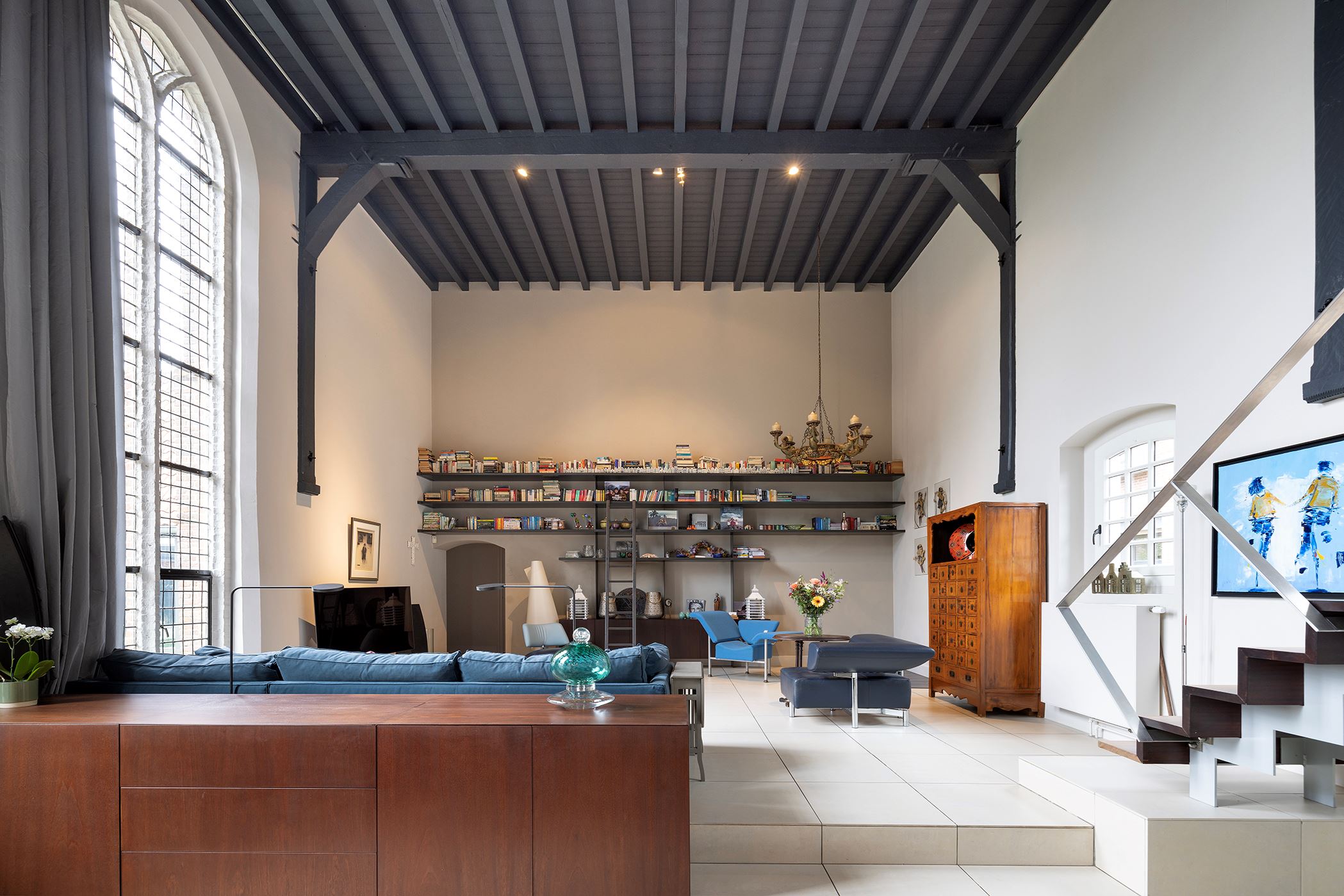 salon loft décoration contemporaine dans une ancienne chapelle du 17eme siècle