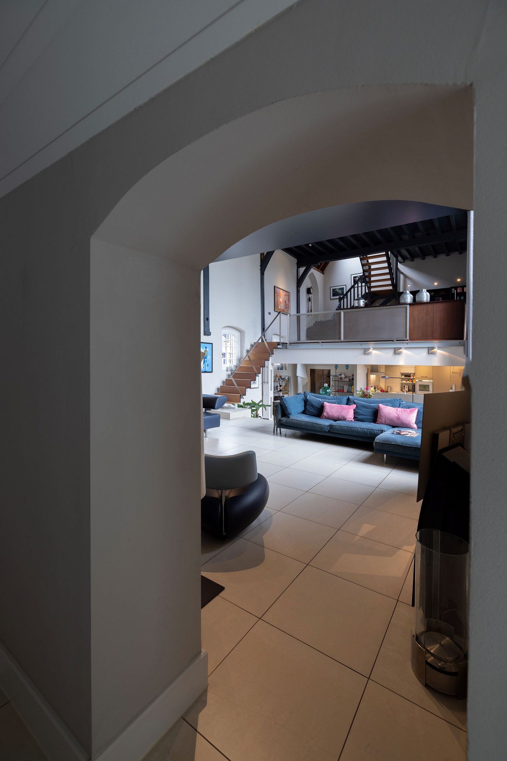 salon loft décoration contemporaine dans une ancienne chapelle du 17eme siècle