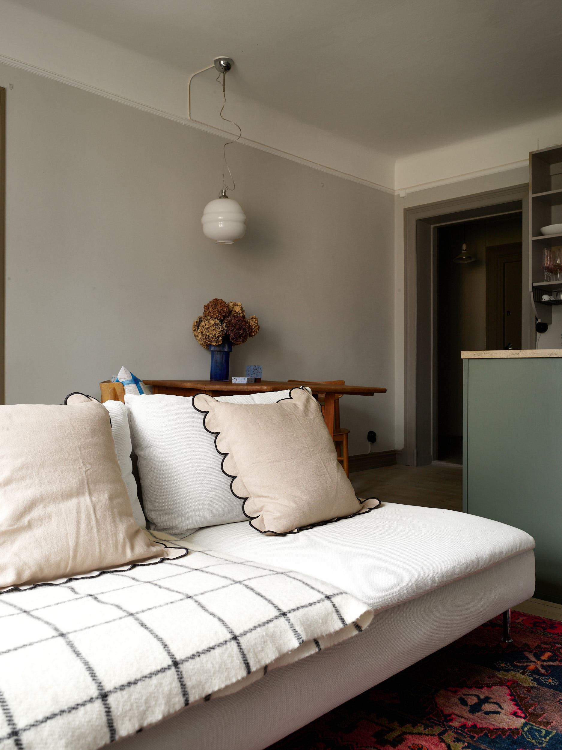 salon avec cuisine ouverte appartement de 47m2