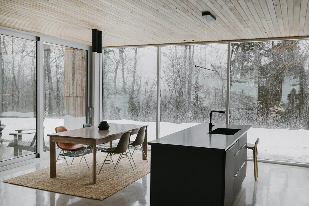 salon avec baies vitrées maison en bois Hintershelter Québec