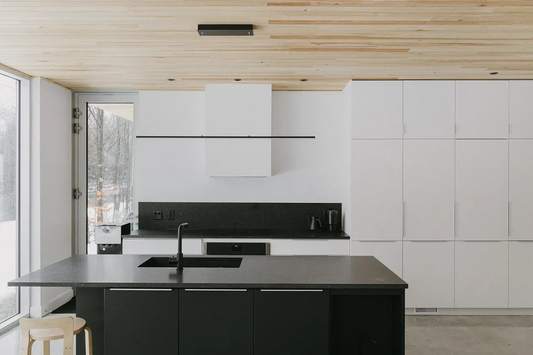 cuisine design blanche et noire Hintershelter Québec