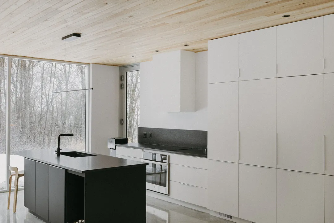 cuisine design blanche et noire Hintershelter Québec