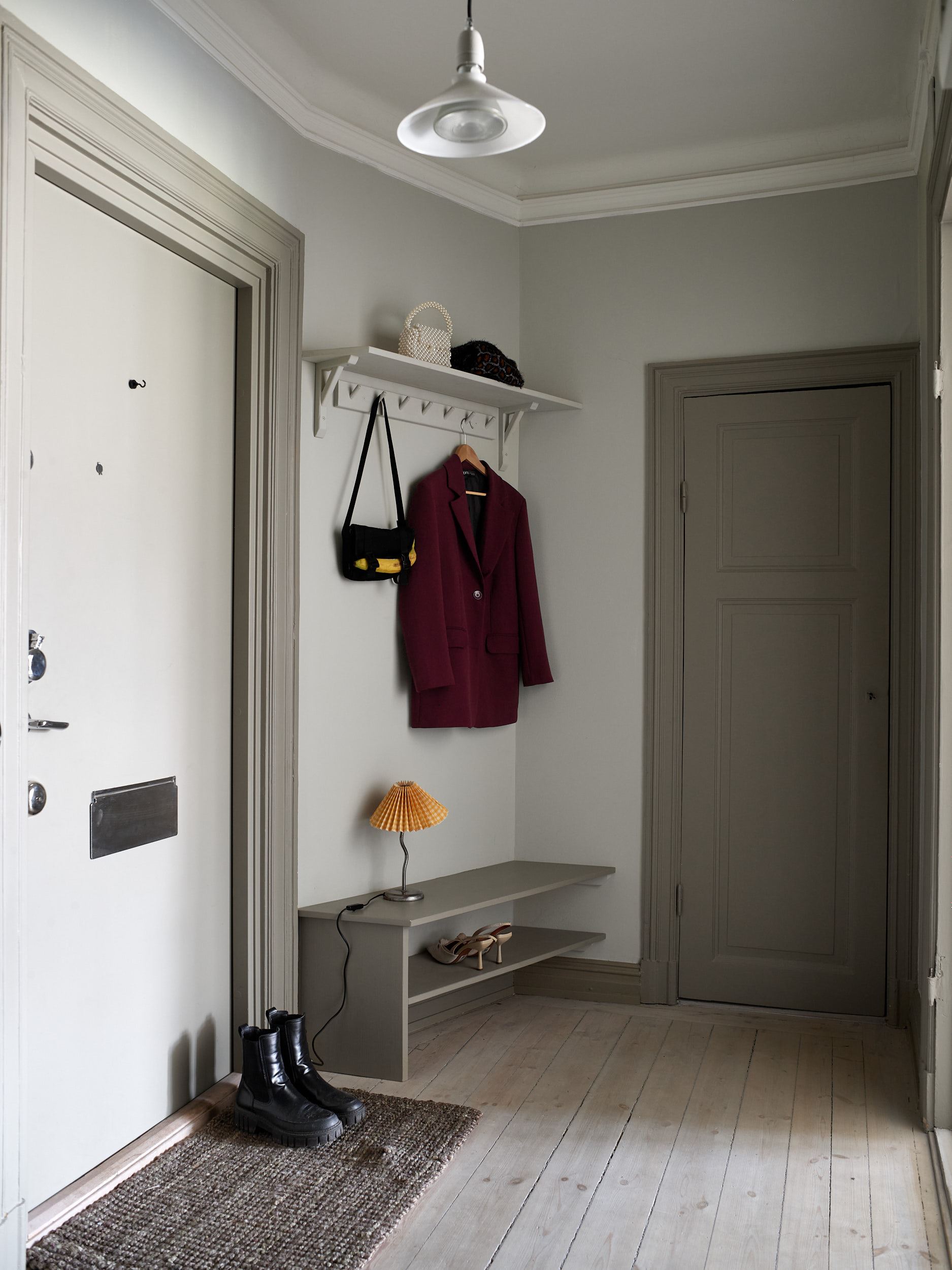 entrée avec porte-manteau et rangement chaussures