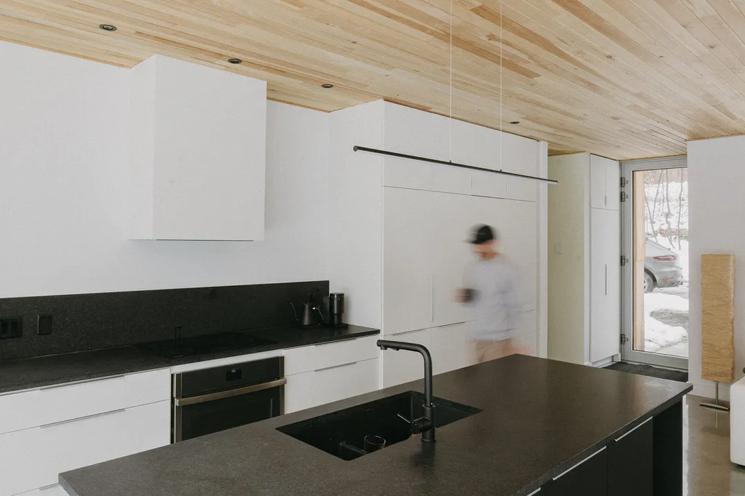 cuisine design noire et blanche Hintershelter Québec