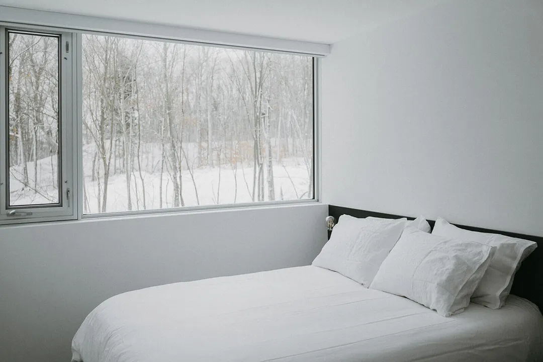 chambre minimaliste blanche maison en bois Hintershelter Québec