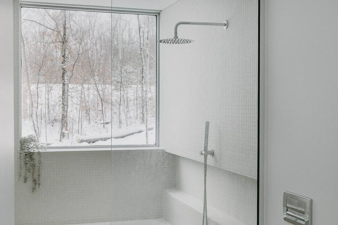 salle de bain design blanche maison en bois Hintershelter Québec