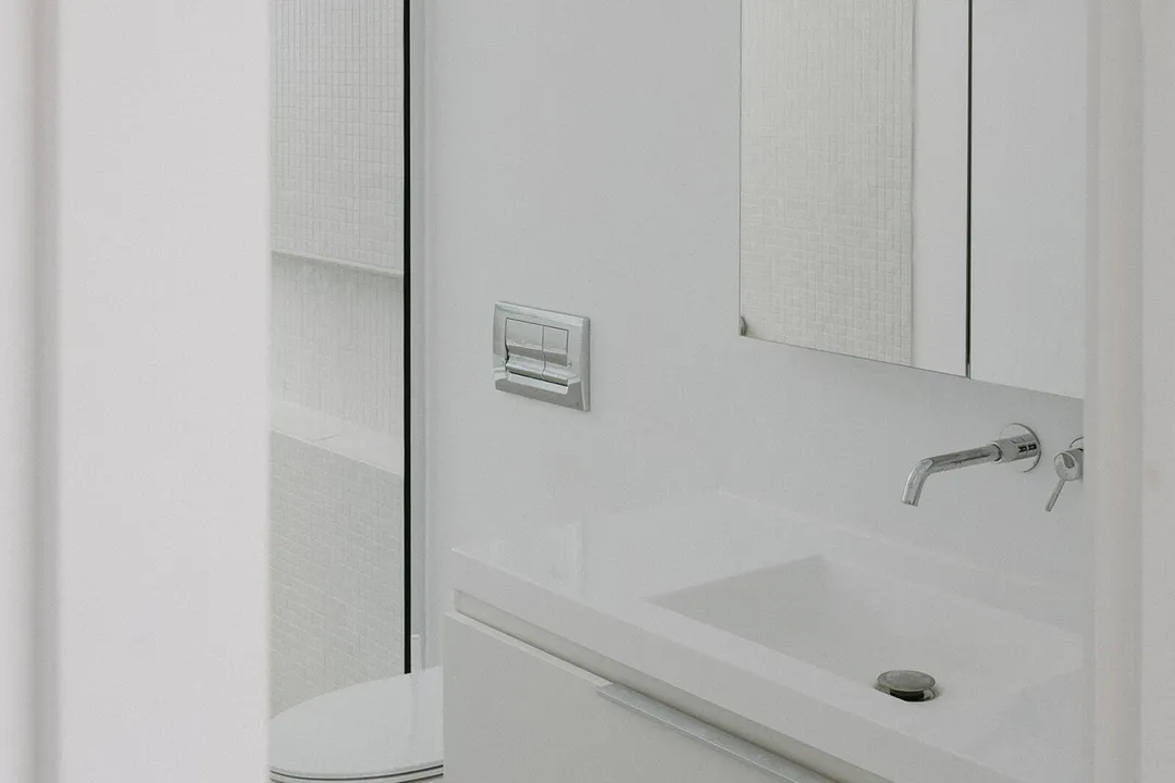salle de bain design blanche maison en bois Hintershelter Québec