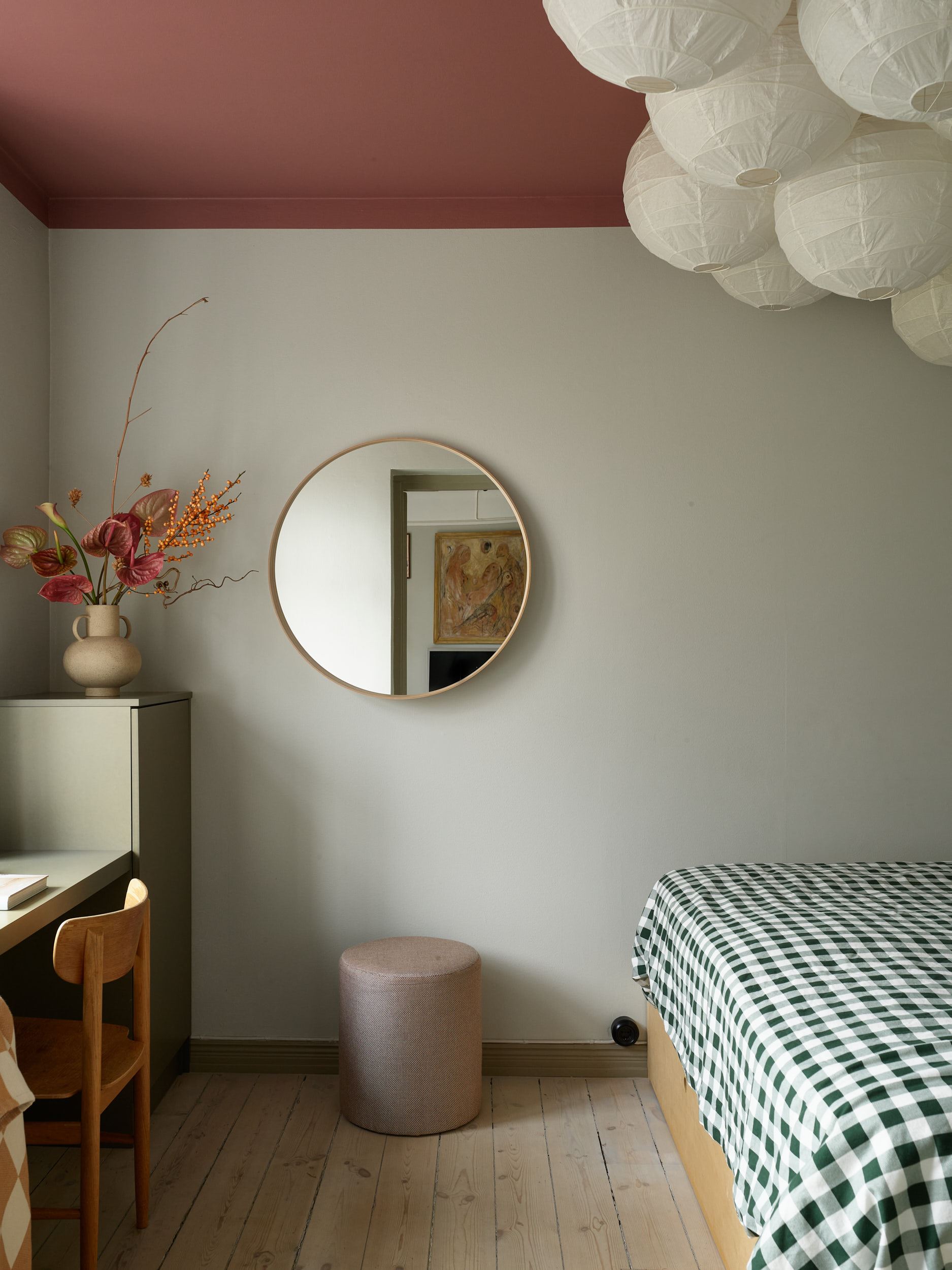 chambre verte plafond peint terracotta