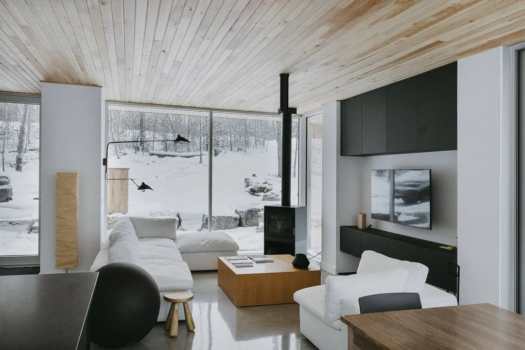 salon avec baies vitrées maison en bois Hintershelter Québec