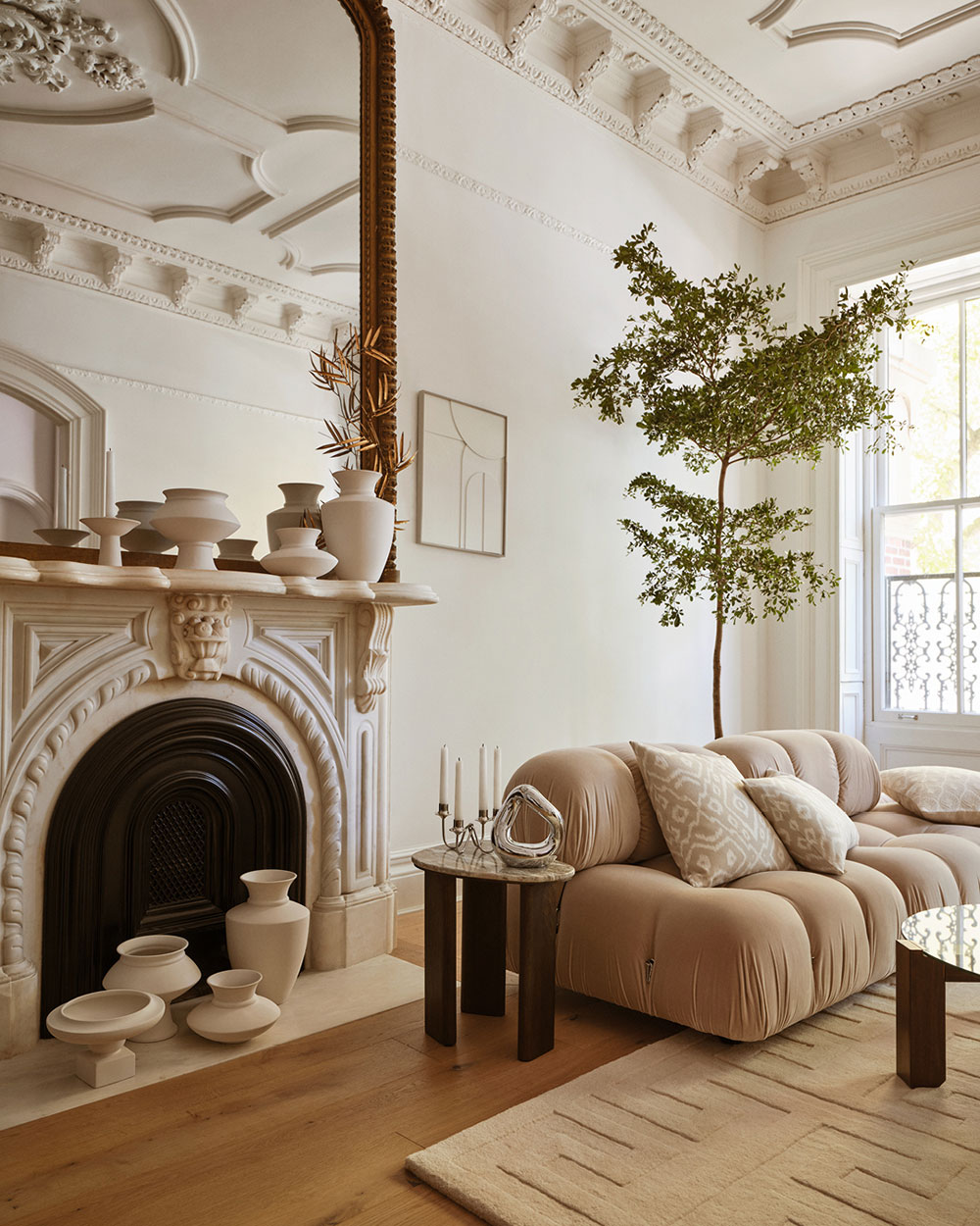 salon décoration contemporaine beige appartement haussmannien H&M Home 2024