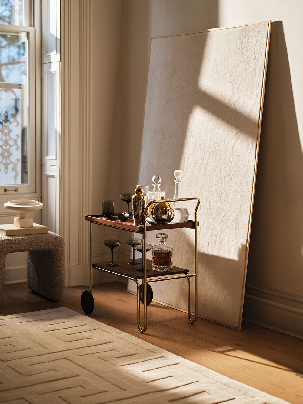 salon décoration contemporaine beige appartement haussmannien H&M Home 2024