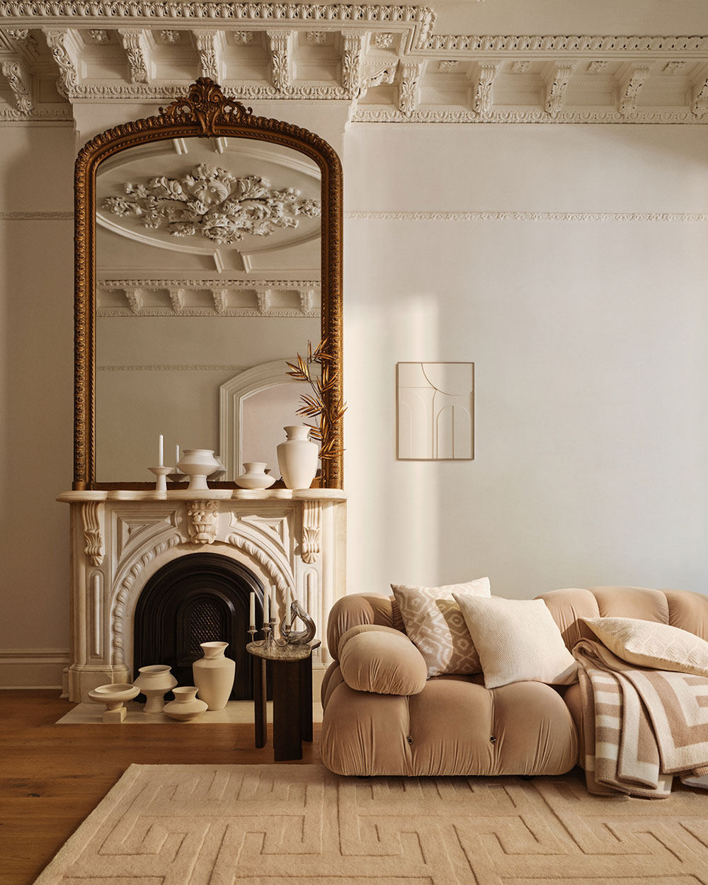 salon décoration contemporaine beige appartement haussmannien H&M Home 2024