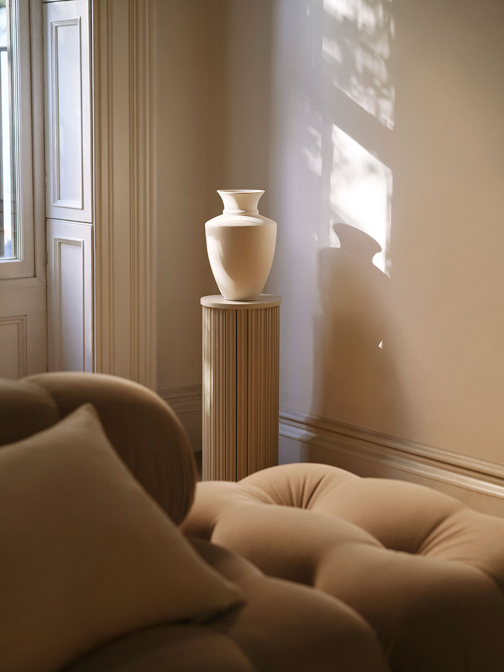 salon décoration contemporaine beige appartement haussmannien H&M Home 2024