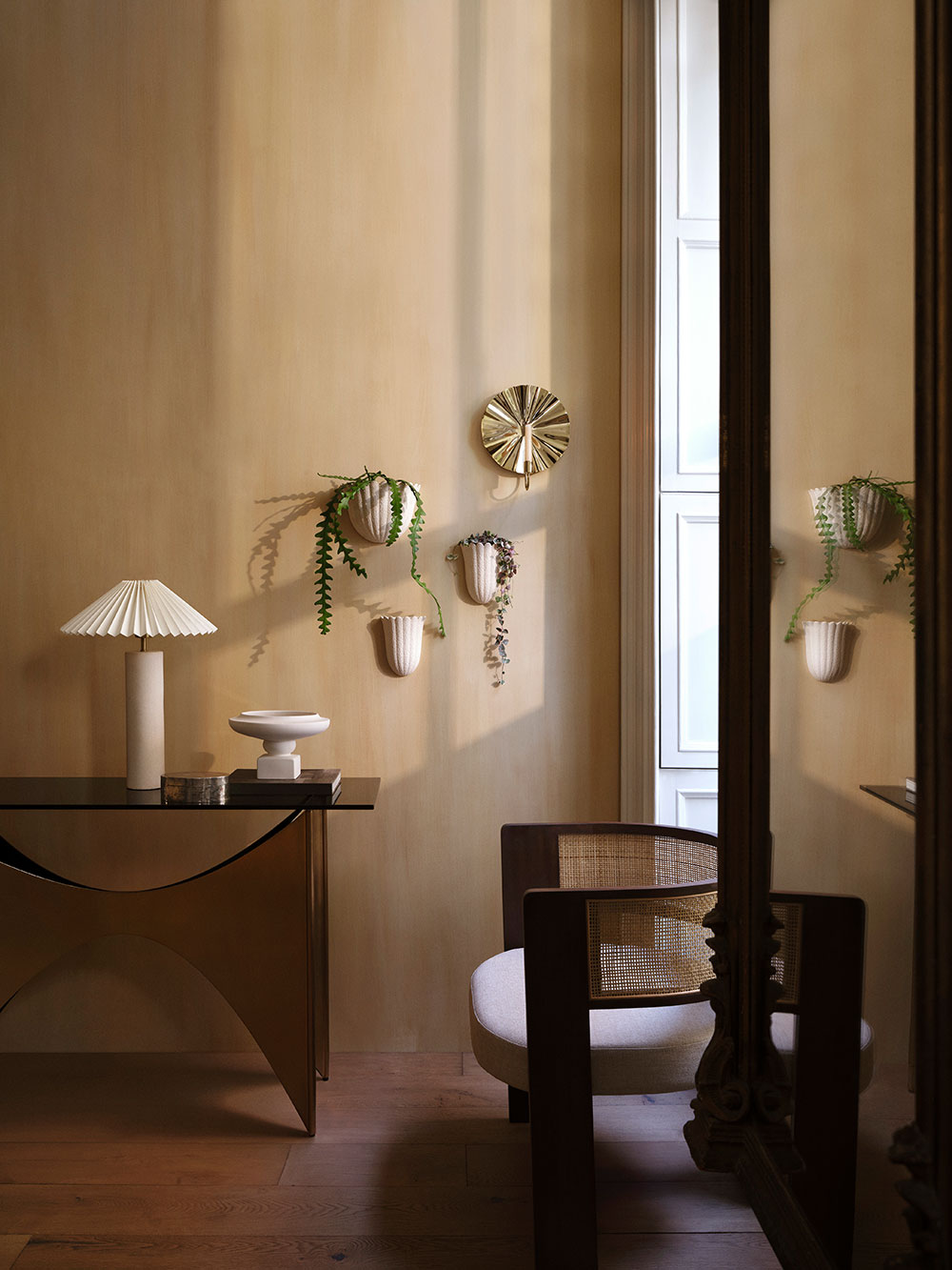 salon décoration contemporaine beige appartement haussmannien H&M Home 2024