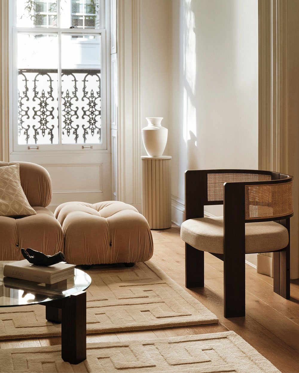 salon décoration contemporaine beige appartement haussmannien H&M Home 2024