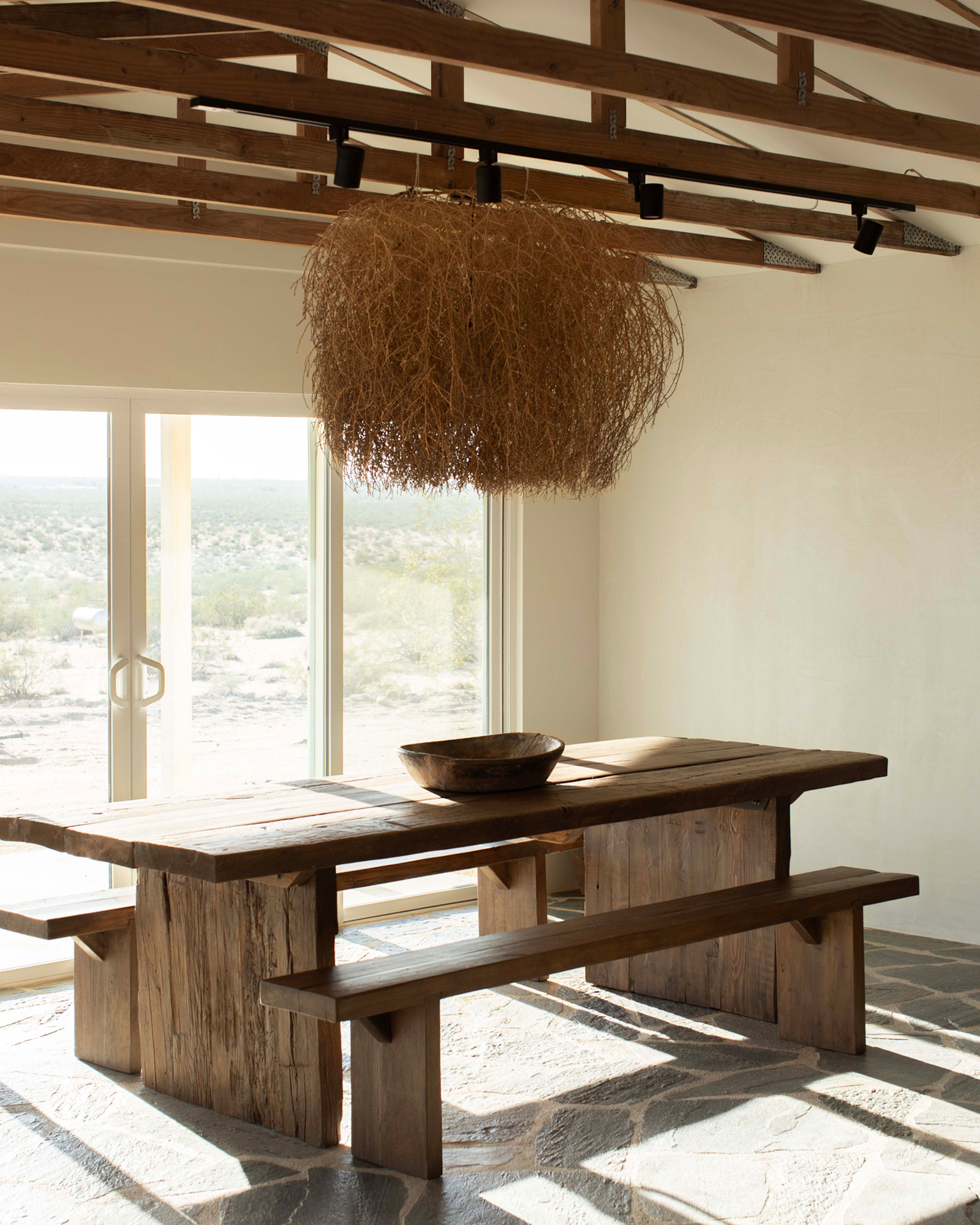 salle à manger avec poutres décoration naturelle et minimaliste salle à manger avec poutres décoration naturelle et minimaliste