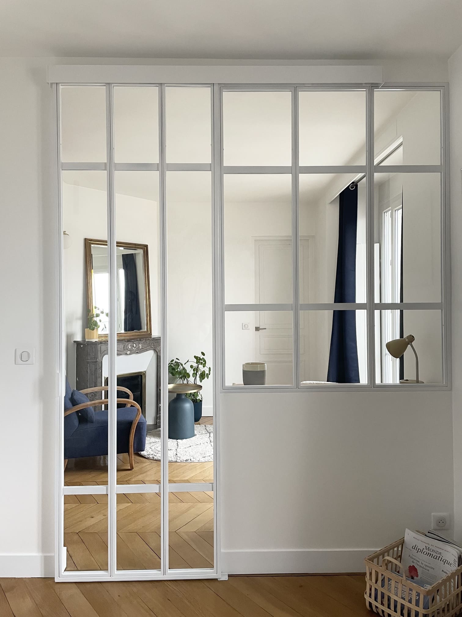 chambre avec verrière blanche rénovation partielle appartement Paris Happy Pog Charlotte Gille chambre avec verrière blanche rénovation partielle appartement Paris Happy Pog Charlotte Gille