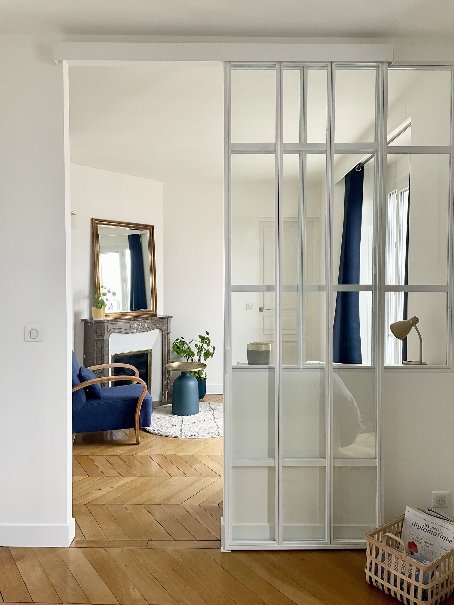chambre avec verrière blanche rénovation partielle appartement Paris Happy Pog Charlotte Gille chambre avec verrière blanche rénovation partielle appartement Paris Happy Pog Charlotte Gille