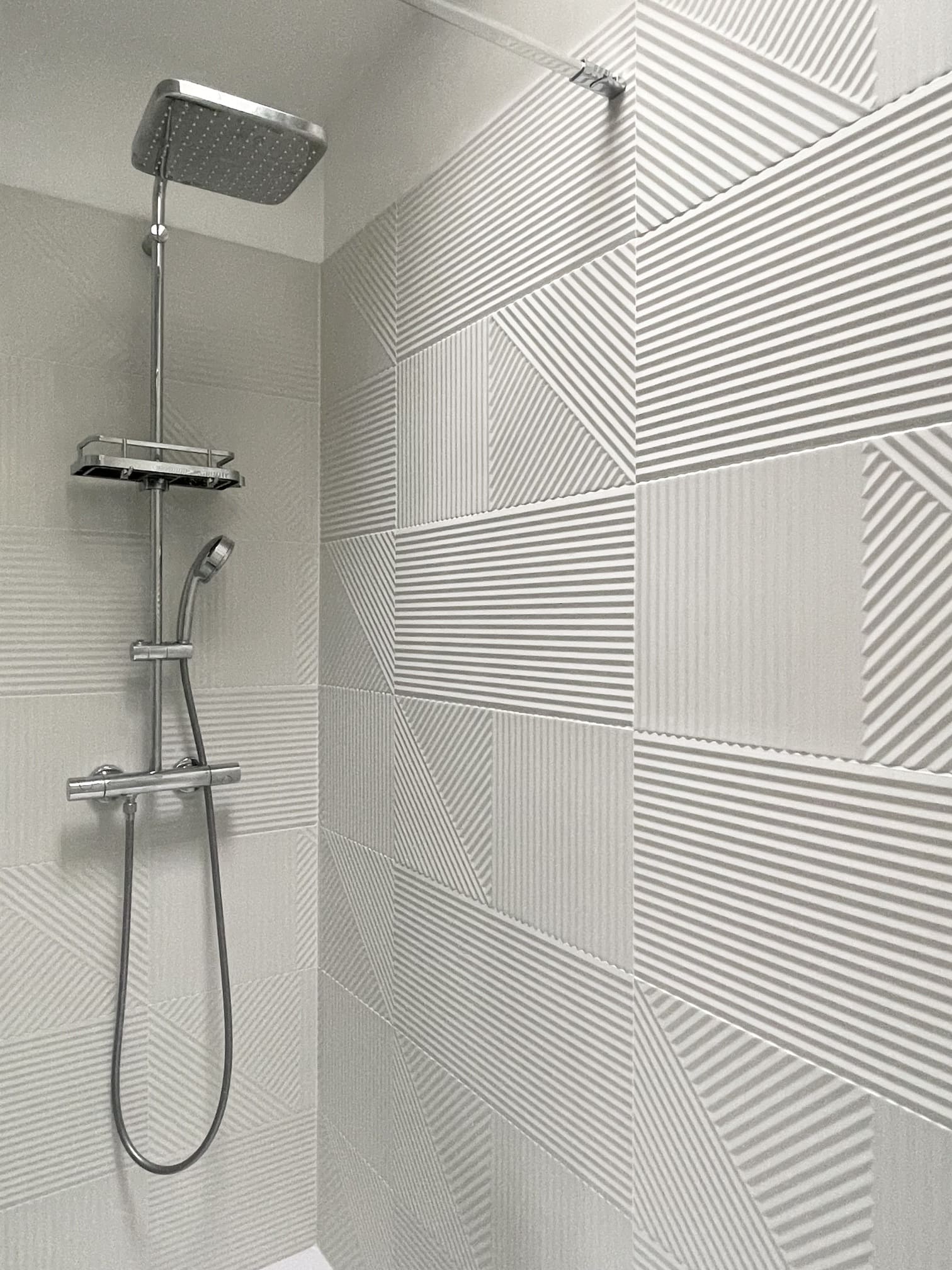 salle de bain carrelage blanc strié Happy Pog Charlotte Gille salle de bain carrelage blanc strié Happy Pog Charlotte Gille