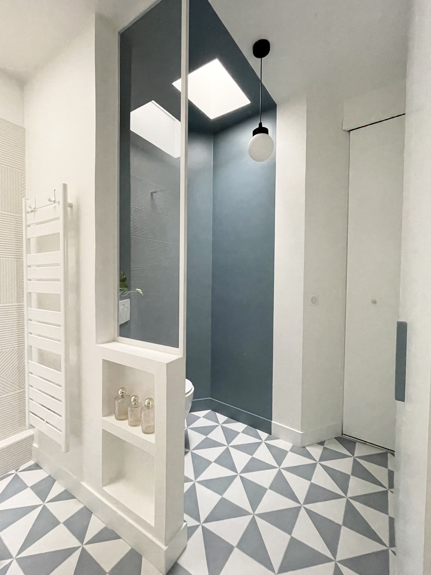 salle de bain avec wc rénovation partielle appartement Paris Happy Pog Charlotte Gille salle de bain avec wc rénovation partielle appartement Paris Happy Pog Charlotte Gille