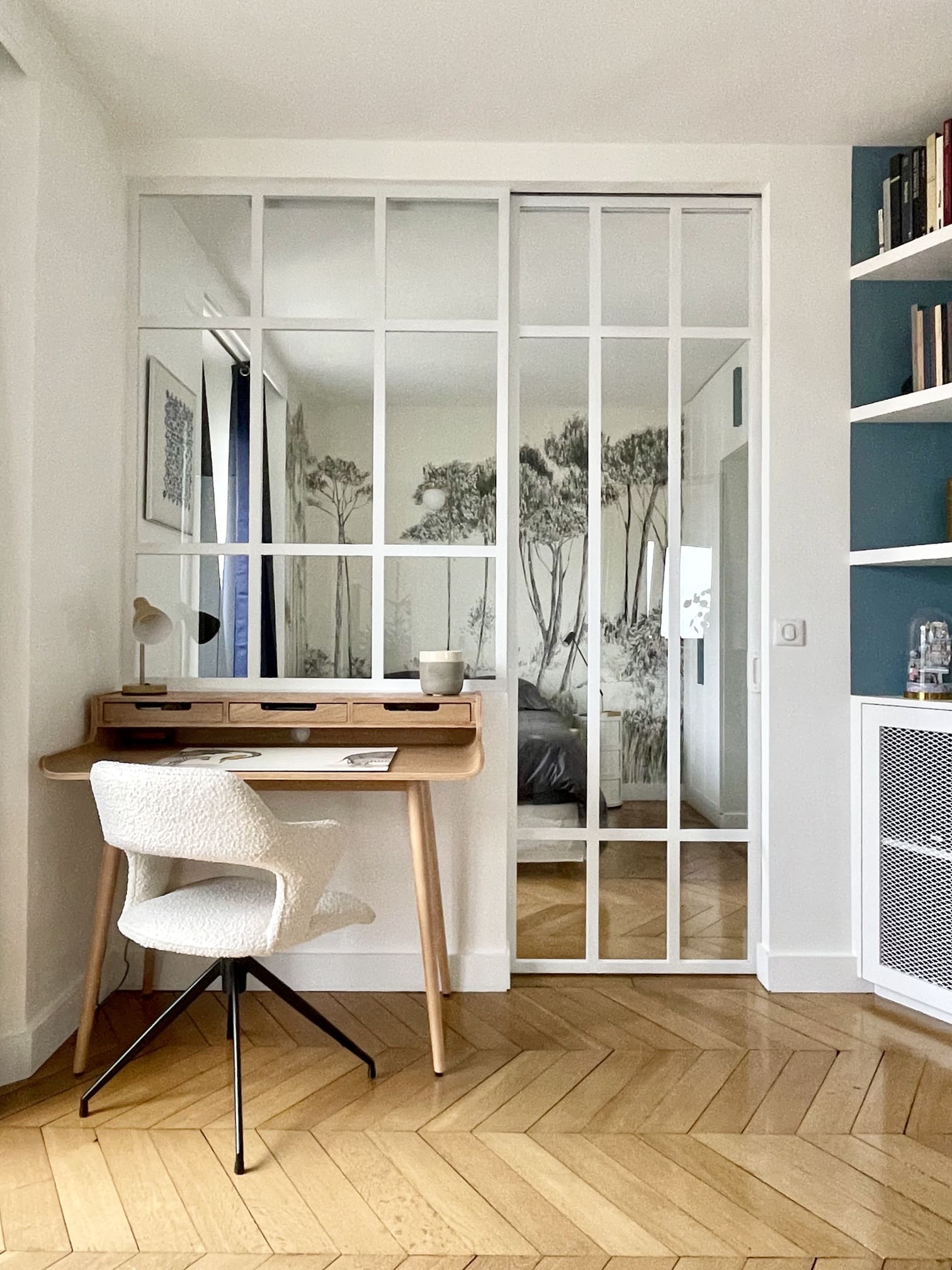 bureau avec verrière blanche rénovation partielle appartement Paris Happy Pog Charlotte Gille bureau avec verrière blanche rénovation partielle appartement Paris Happy Pog Charlotte Gille