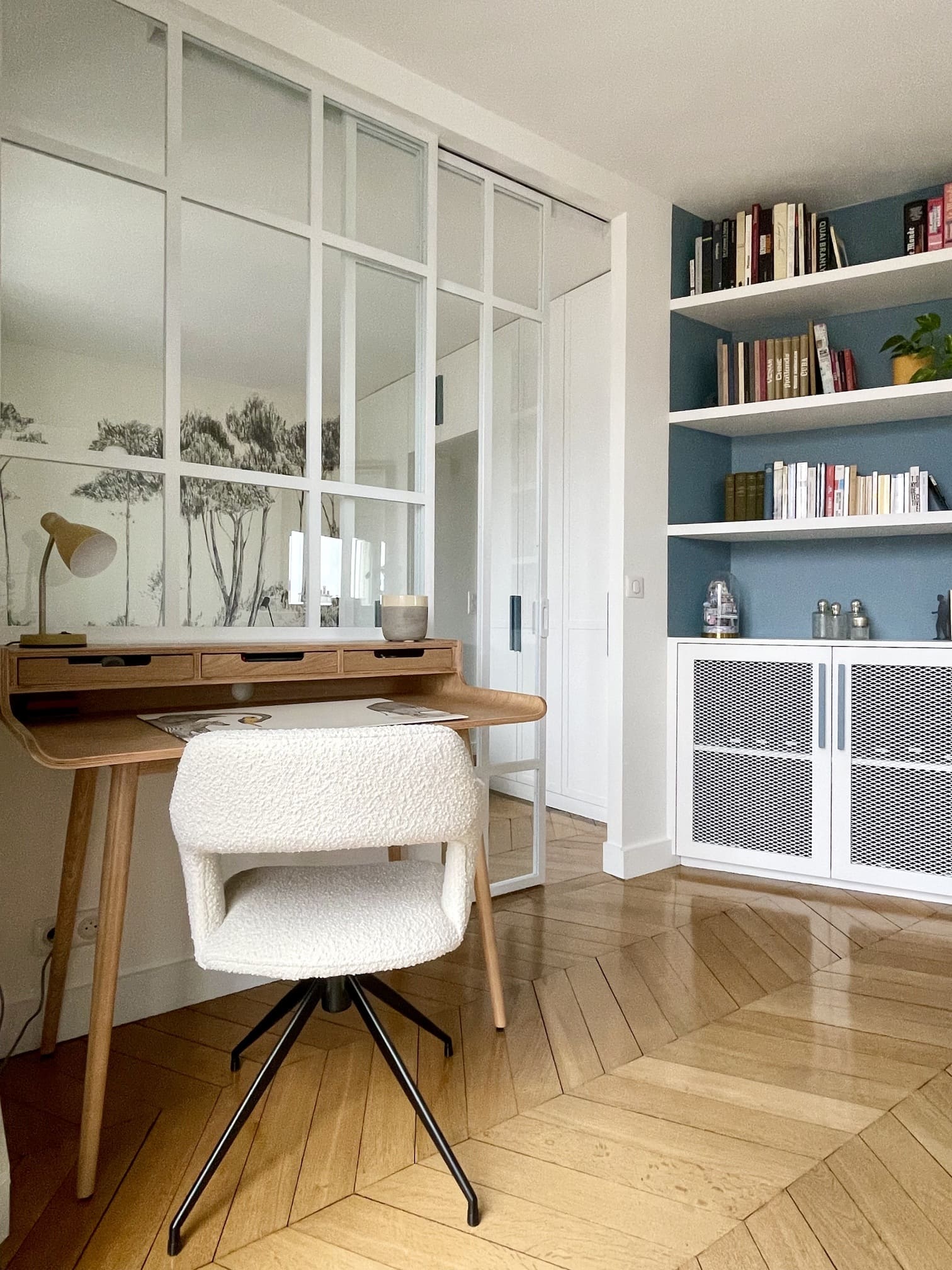 bureau avec verrière blanche rénovation partielle appartement Paris Happy Pog Charlotte Gille bureau avec verrière blanche rénovation partielle appartement Paris Happy Pog Charlotte Gille