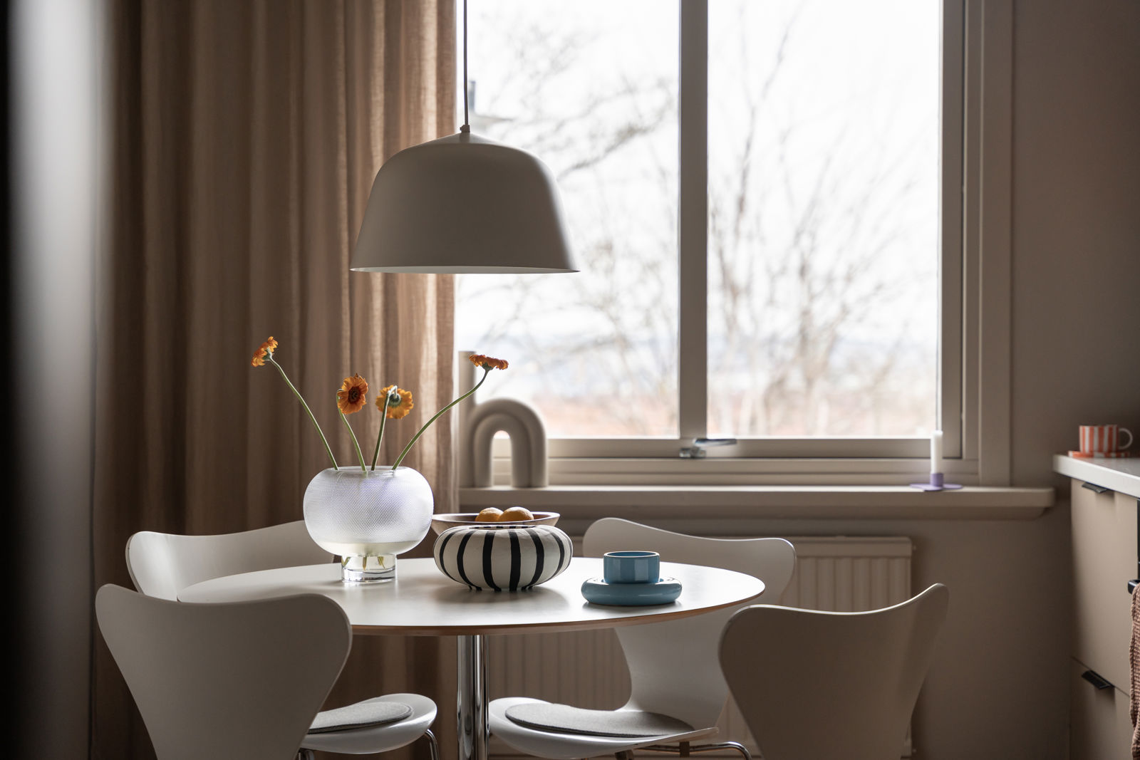 salle à manger table ronde décoration scandinave