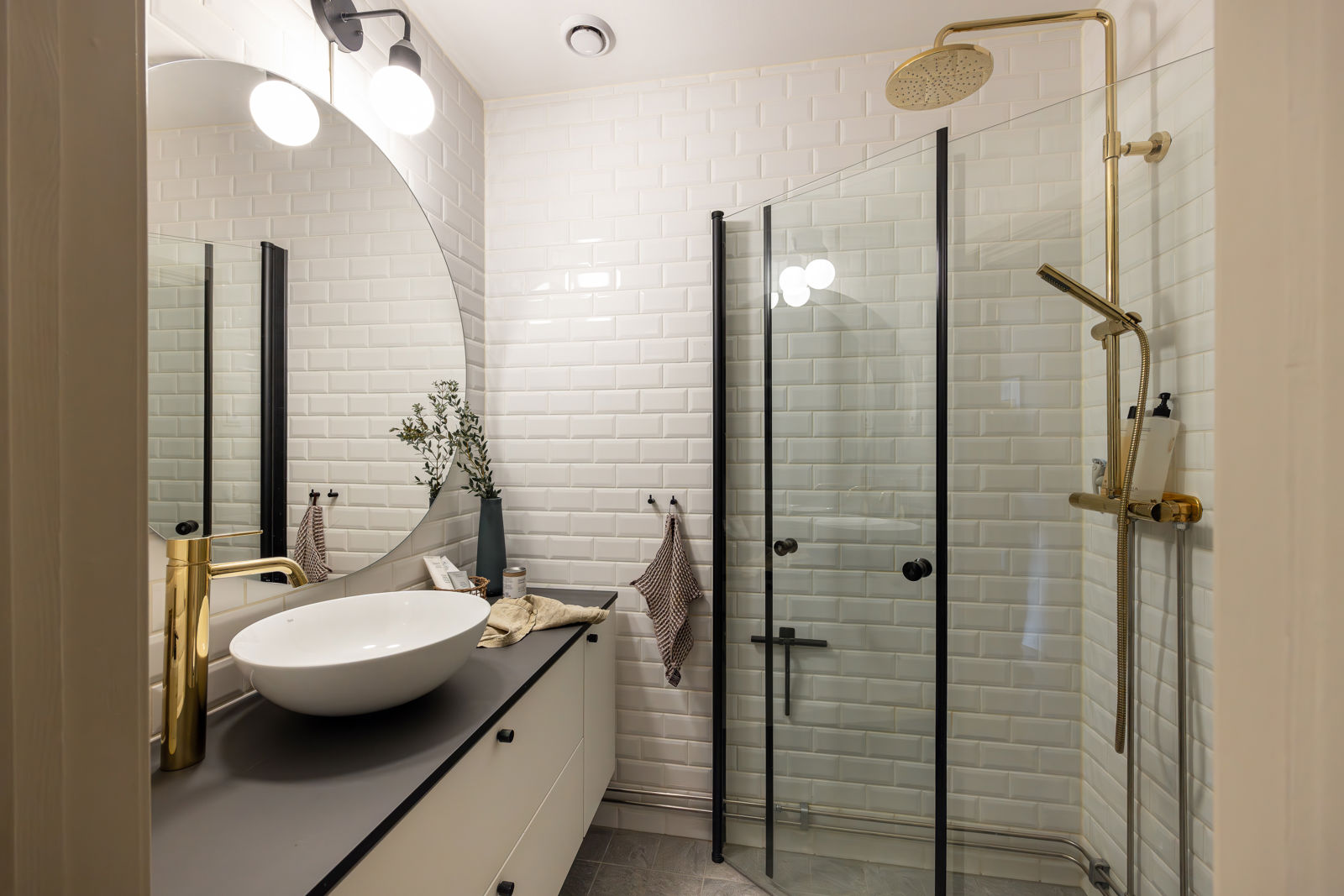 salle de bain blanche et noire