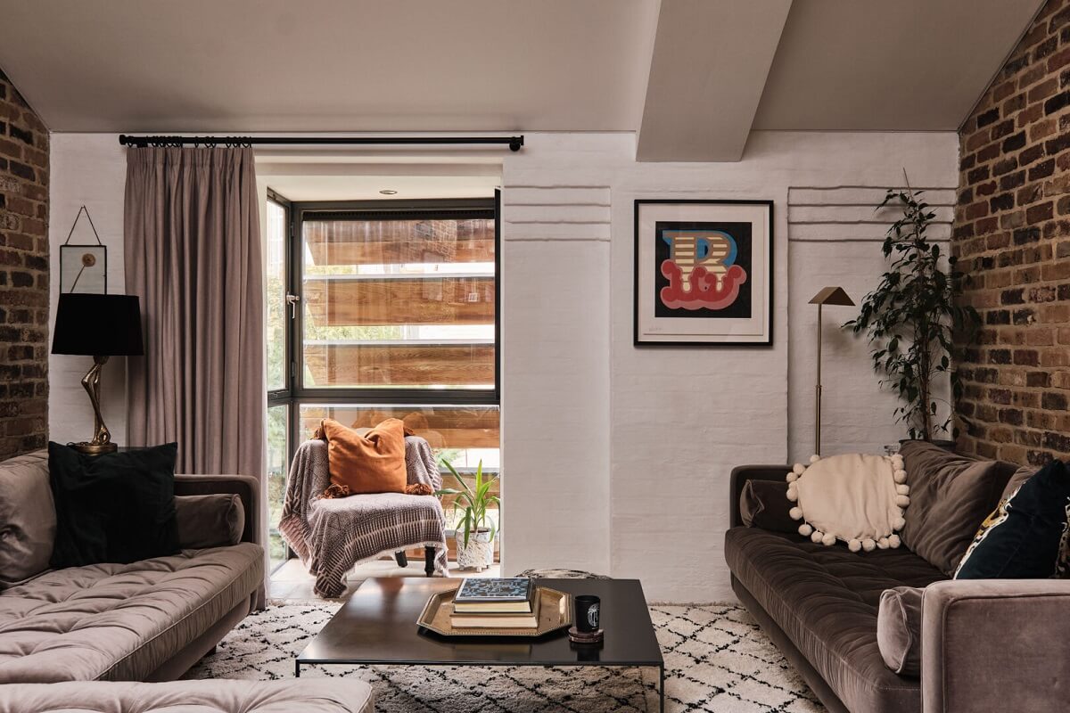 salon maison de ville style loft mur briques