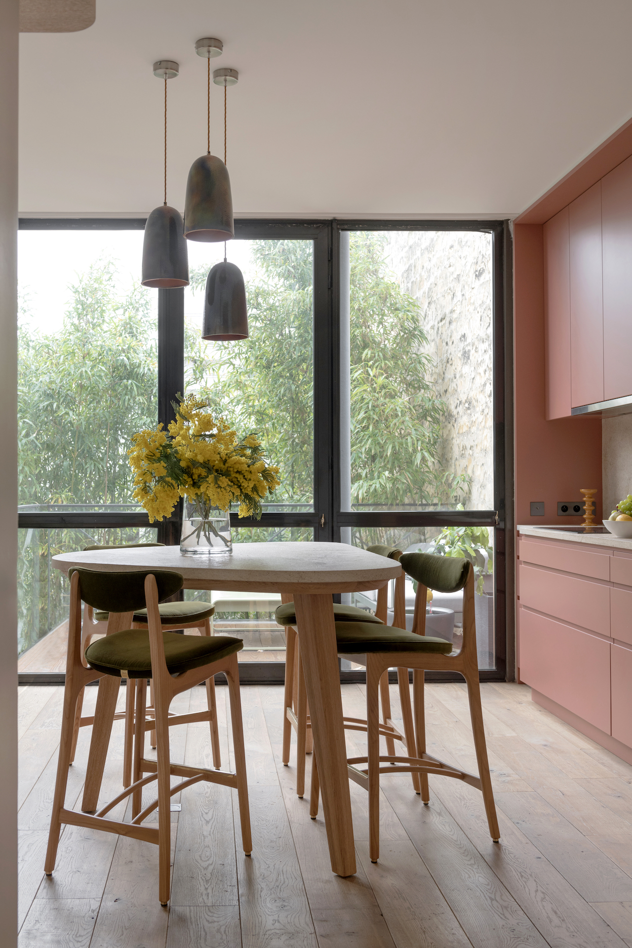 cuisine rose appartement Boulogne Agence La Vie en Couleurs Photo : © Sabine Serrad cuisine rose appartement Boulogne Agence La Vie en Couleurs Photo : © Sabine Serrad