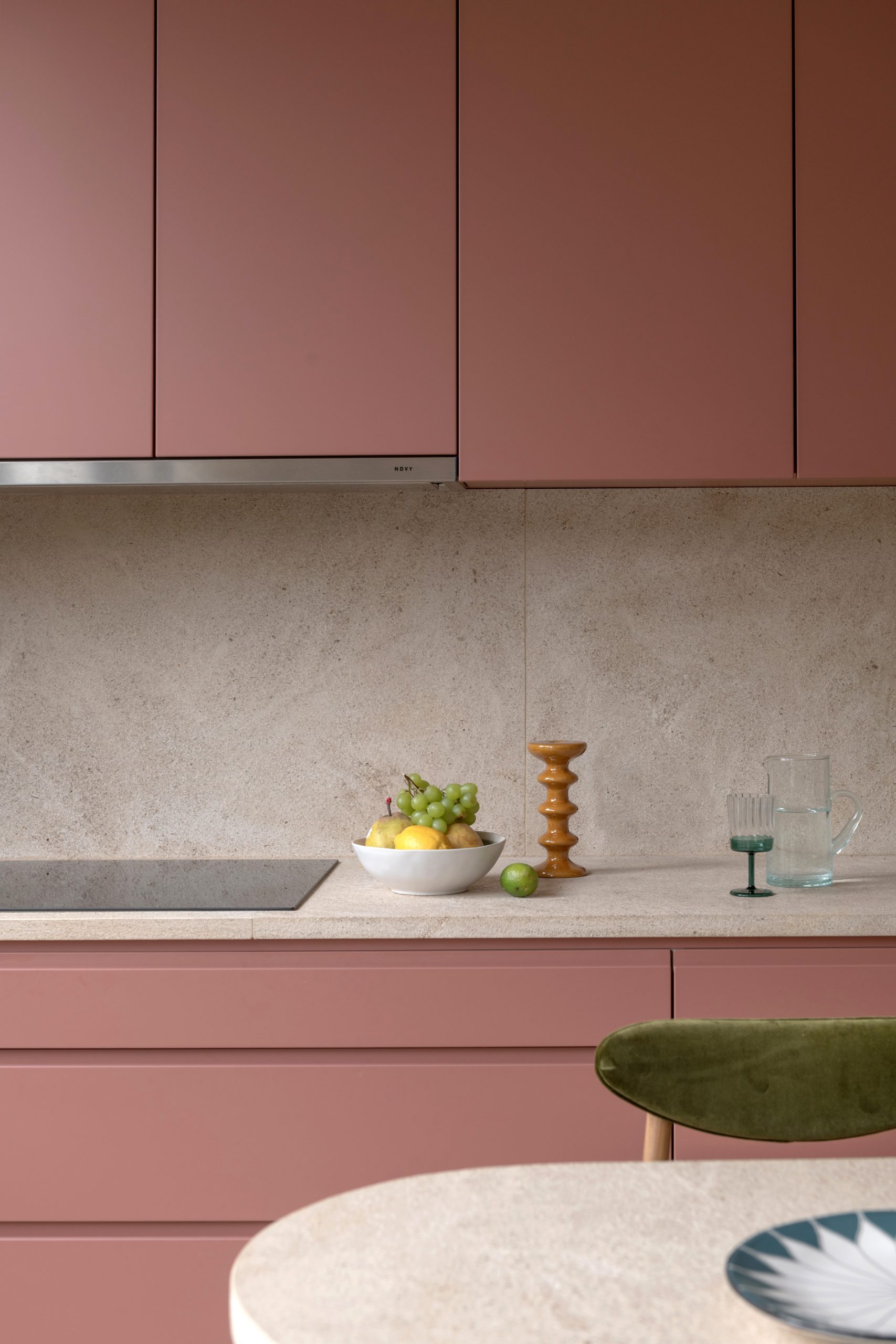 cuisine rose appartement Boulogne Agence La Vie en Couleurs Photo : © Sabine Serrad cuisine rose appartement Boulogne Agence La Vie en Couleurs Photo : © Sabine Serrad
