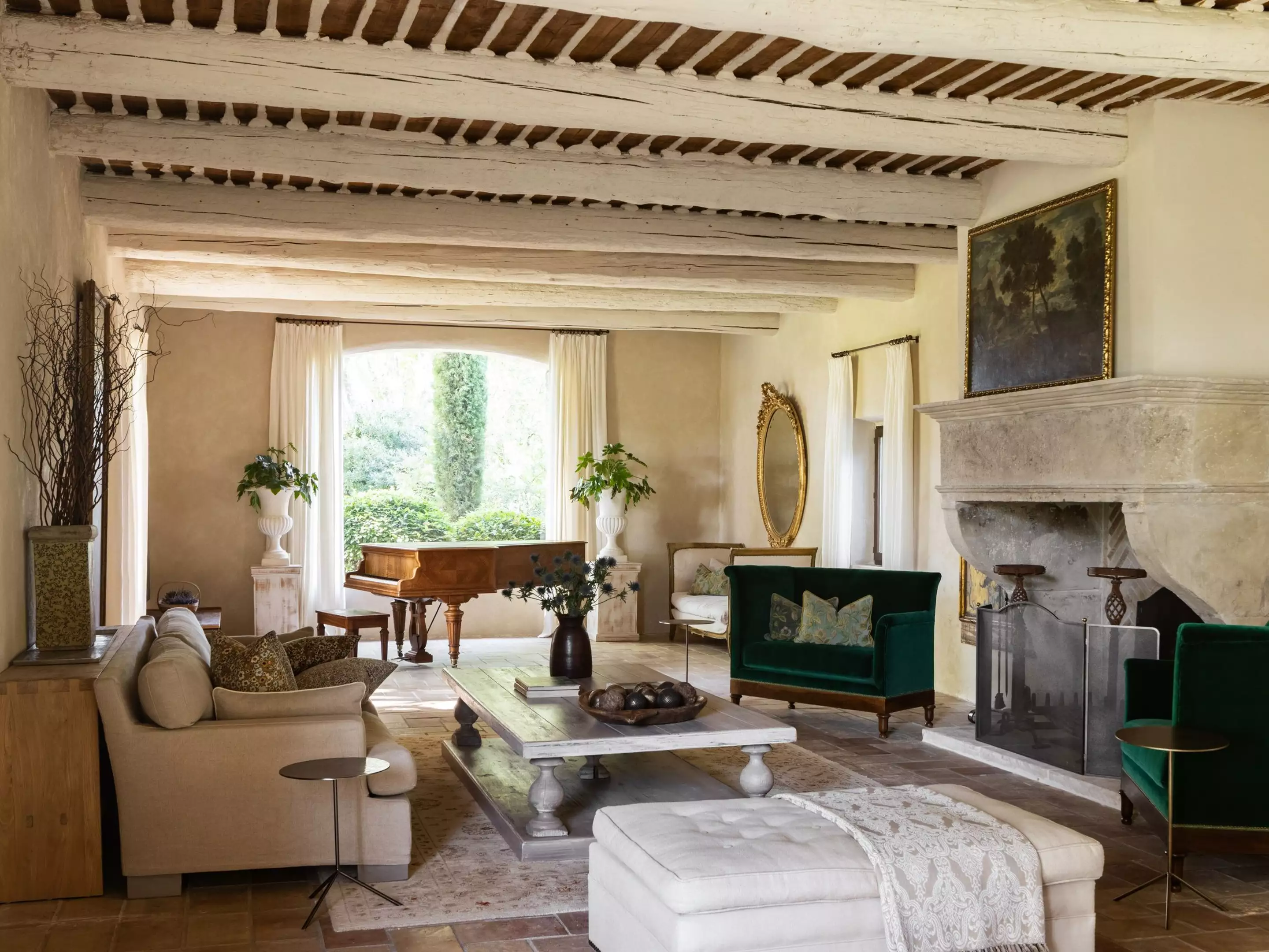 salon avec cheminée maison provençale en pierre le Mas des Platanes salon avec cheminée maison provençale en pierre le Mas des Platanes