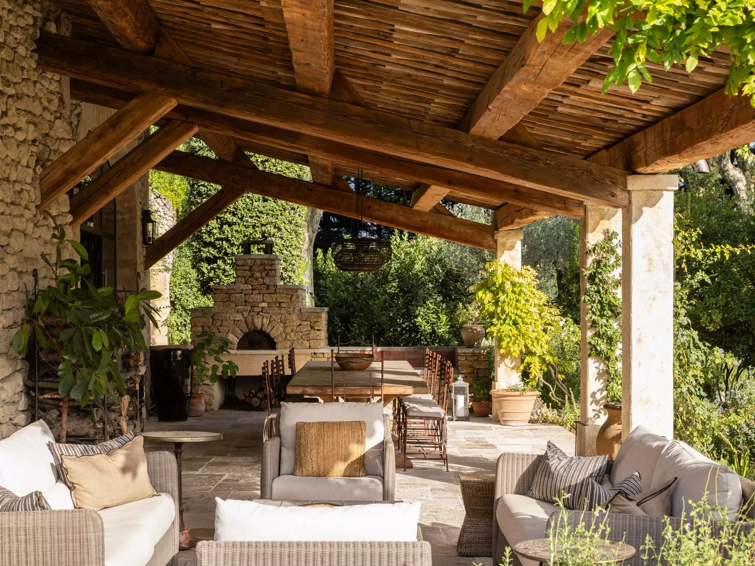 terrasse abritée maison provençale en pierre le Mas des Platanes terrasse abritée maison provençale en pierre le Mas des Platanes