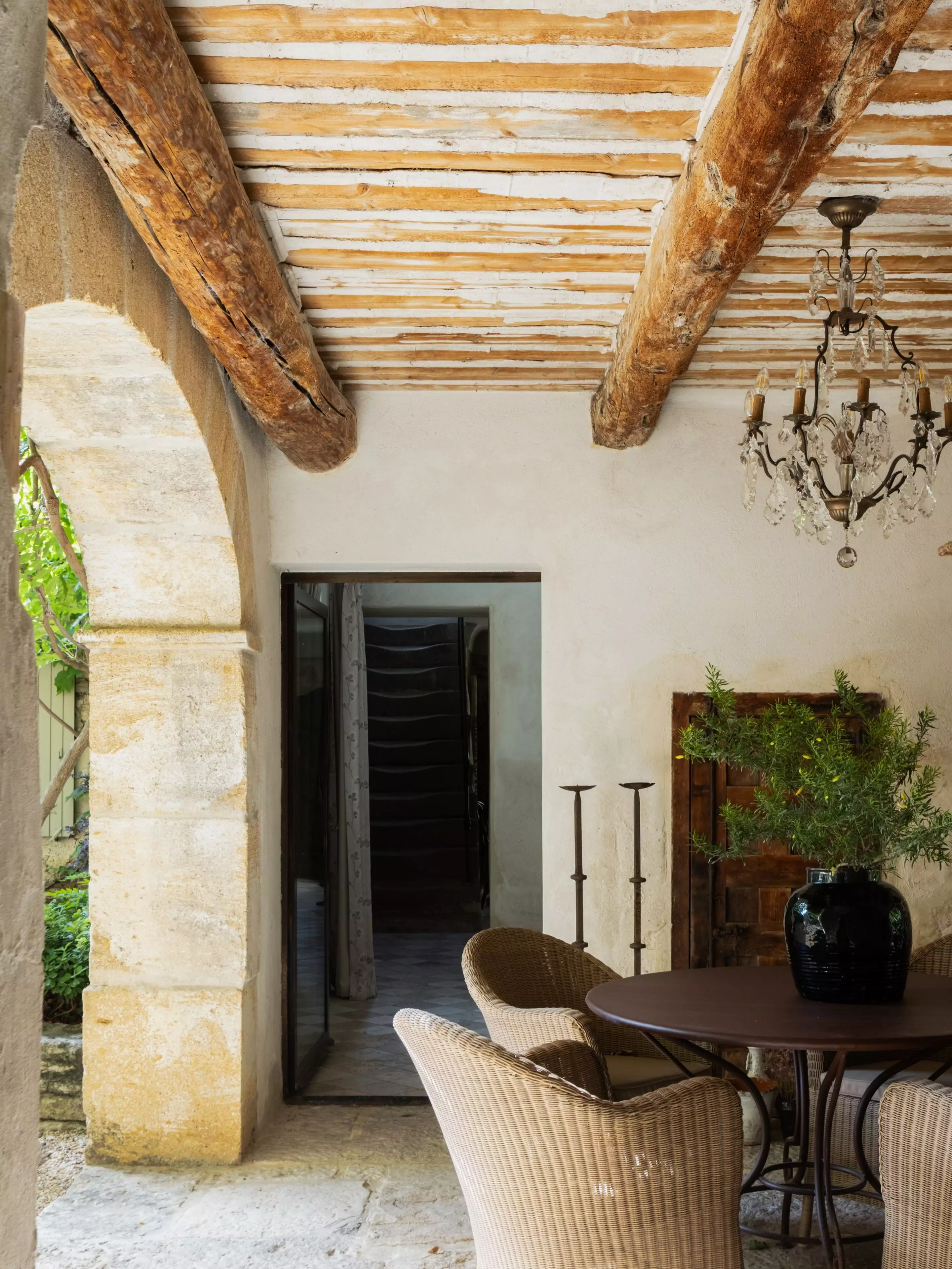 terrasse abritée maison provençale en pierre le Mas des Platanes terrasse abritée maison provençale en pierre le Mas des Platanes