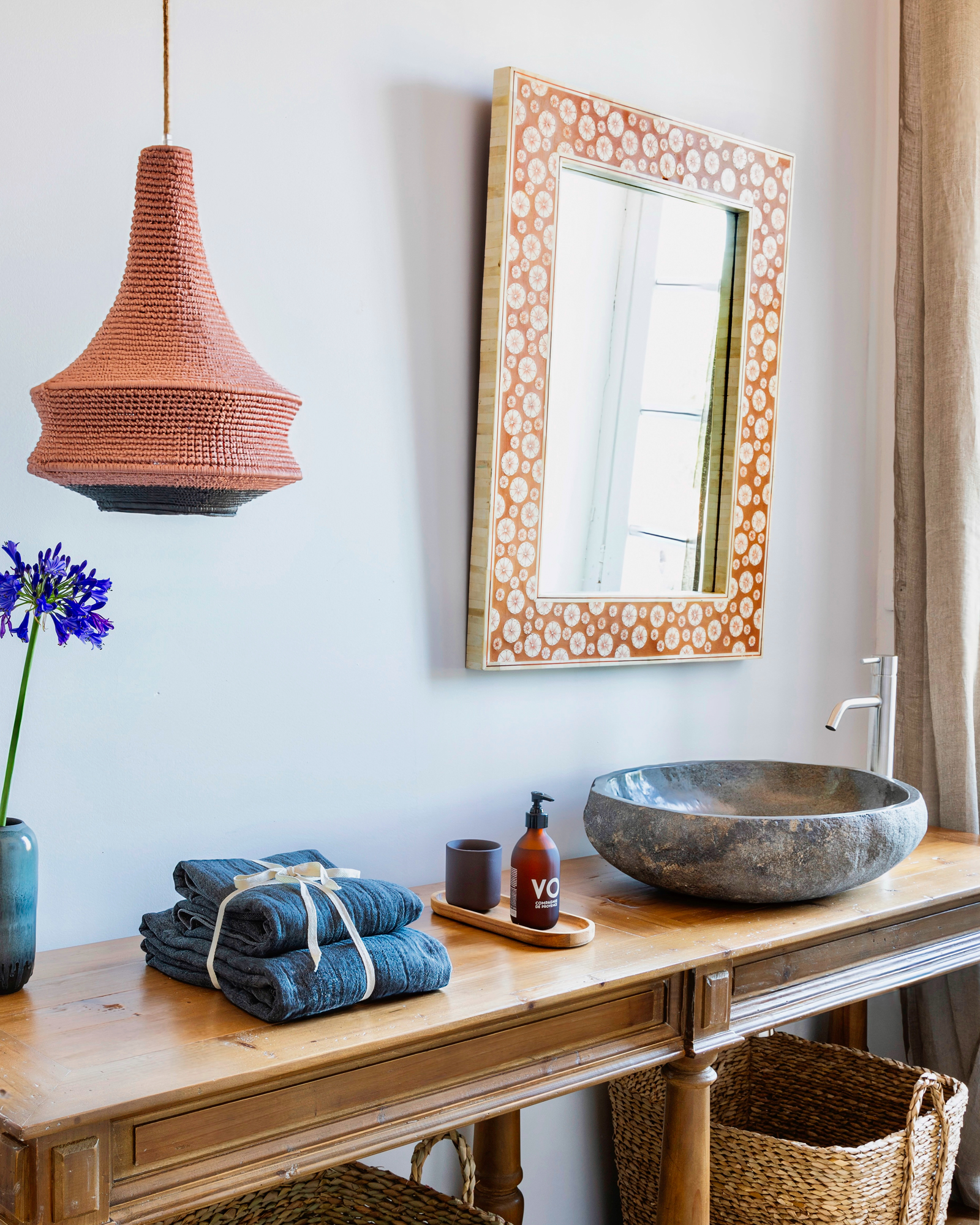 salle de bain vasque en pierre Maison Duroy
