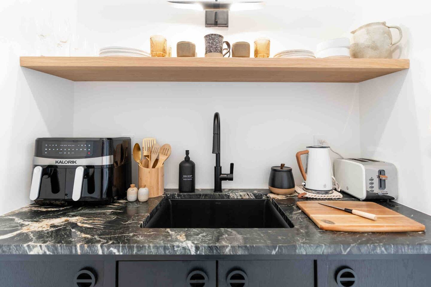 cuisine noire plan de travail marbre