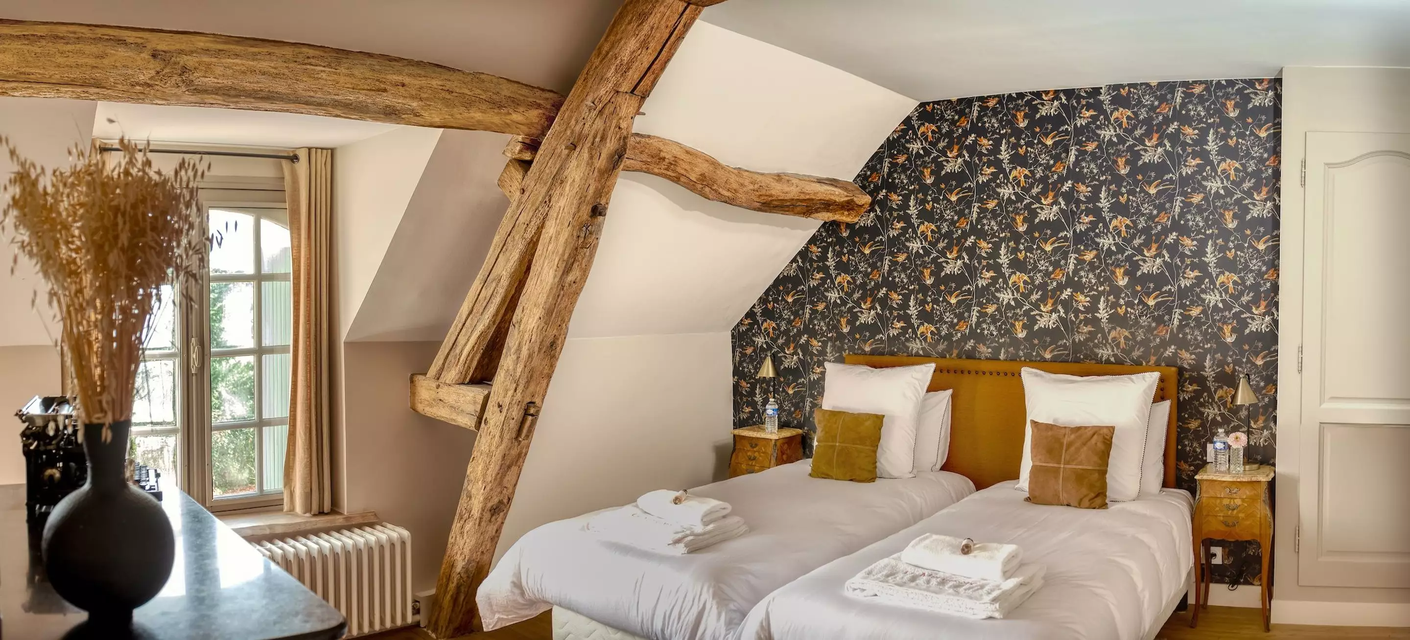 chambre avec poutres décoration rustique chic Villa Martinière chambre avec poutres décoration rustique chic Villa Martinière